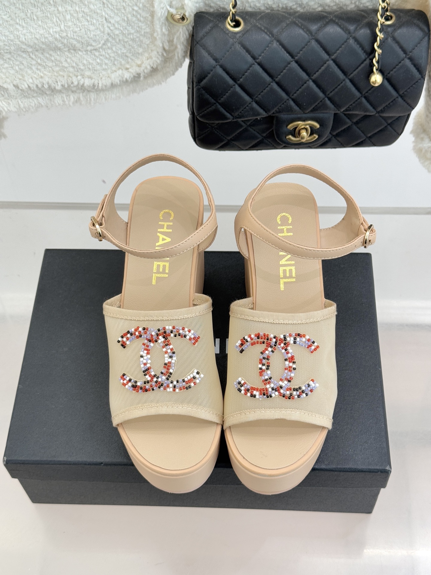 CHANE*｜小香26P双C串珠厚底凉鞋拖鞋小香26P早春携星光而来将双C Logo化作闪耀焦点串珠以手