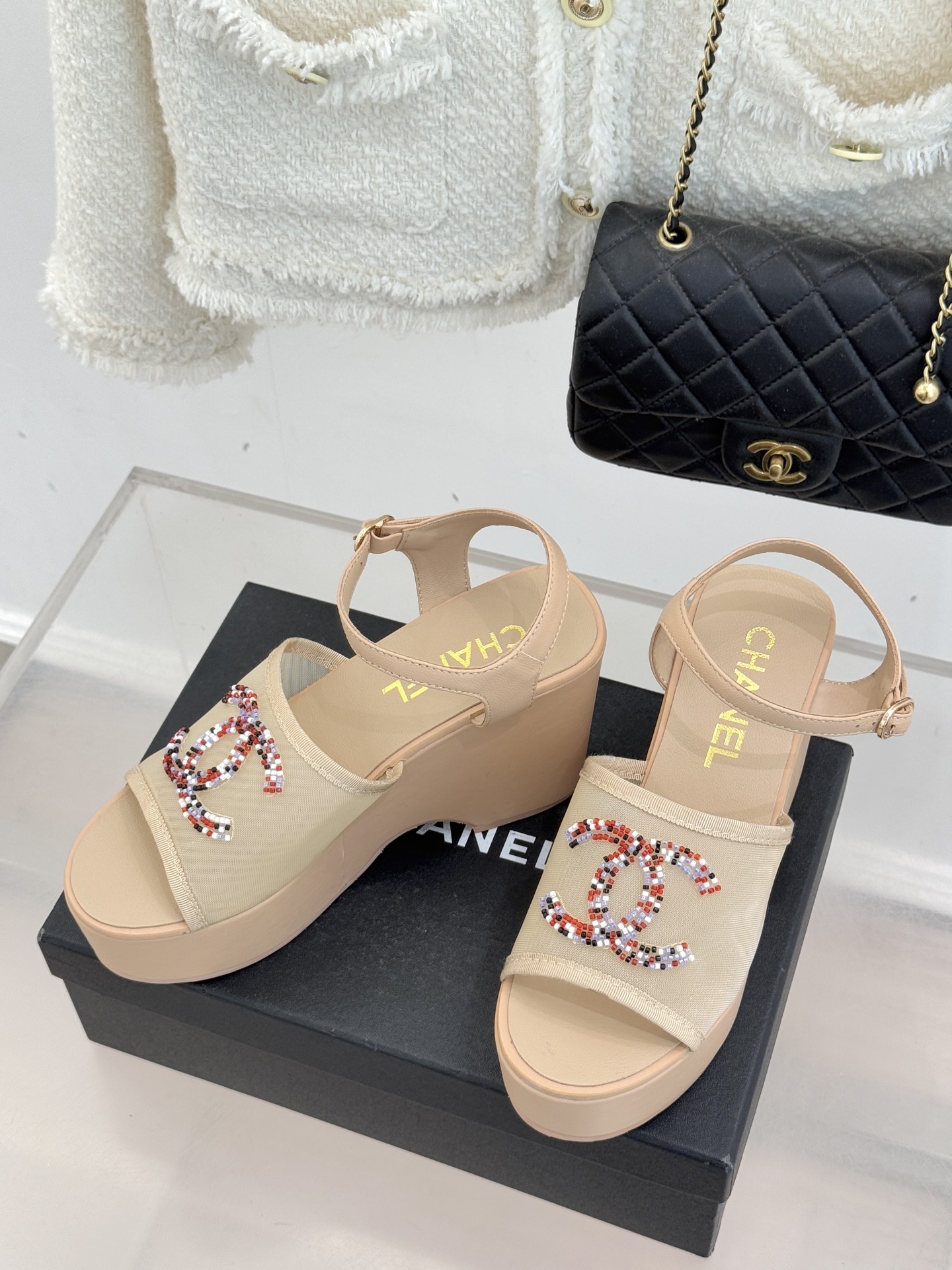 CHANE*｜小香26P双C串珠厚底凉鞋拖鞋小香26P早春携星光而来将双C Logo化作闪耀焦点串珠以手