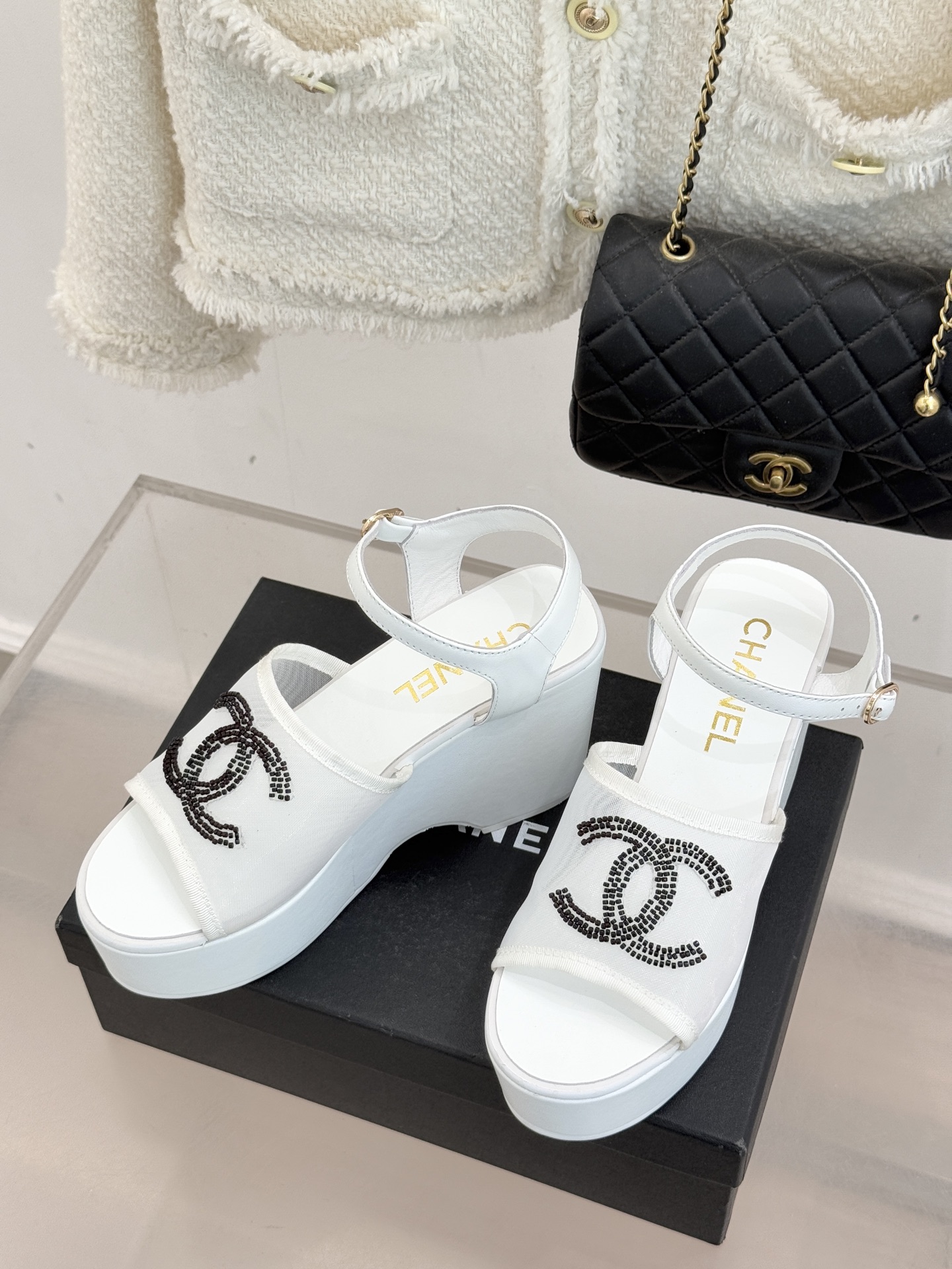 CHANE*｜小香26P双C串珠厚底凉鞋拖鞋小香26P早春携星光而来将双C Logo化作闪耀焦点串珠以手