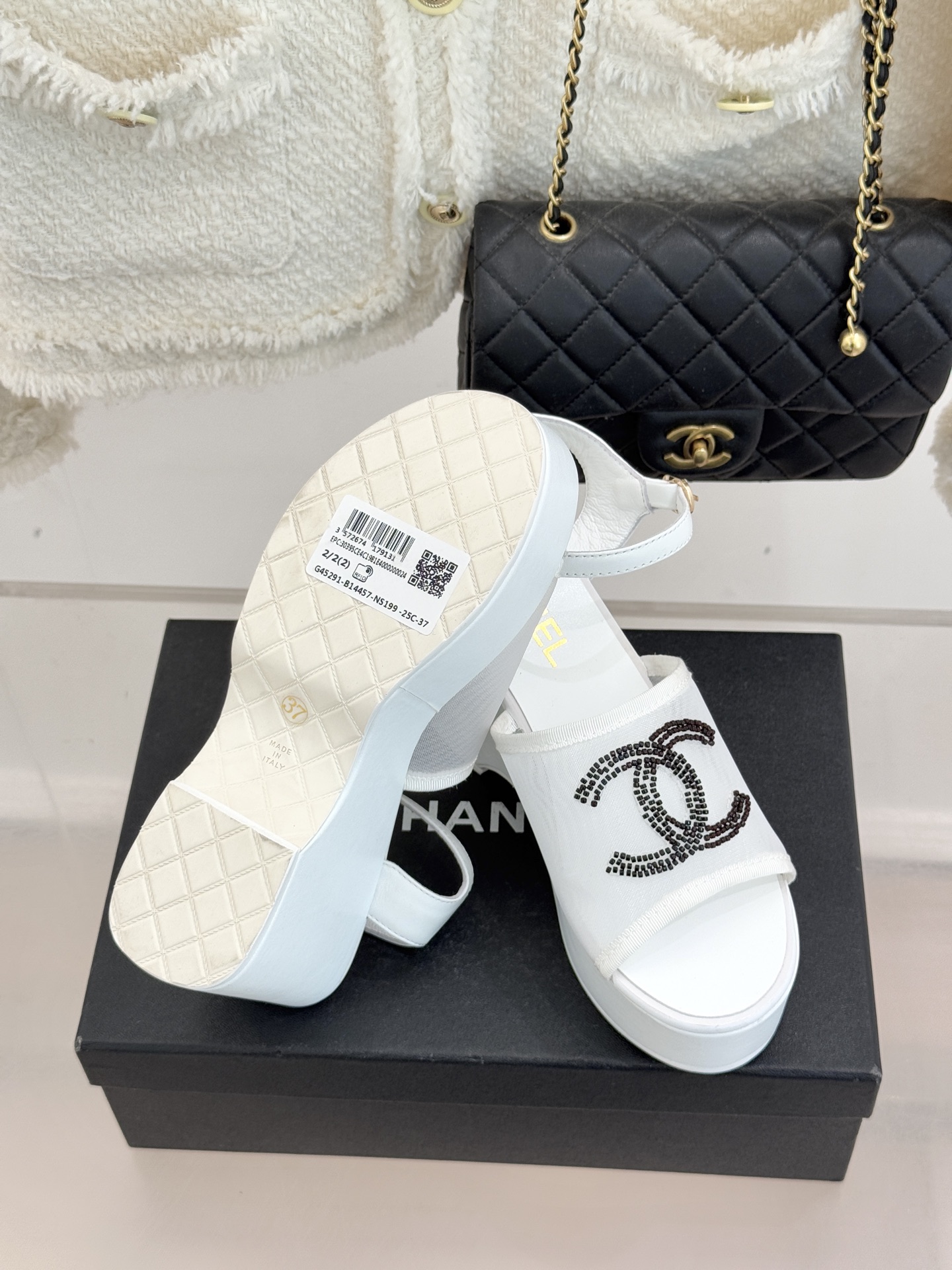 CHANE*｜小香26P双C串珠厚底凉鞋拖鞋小香26P早春携星光而来将双C Logo化作闪耀焦点串珠以手