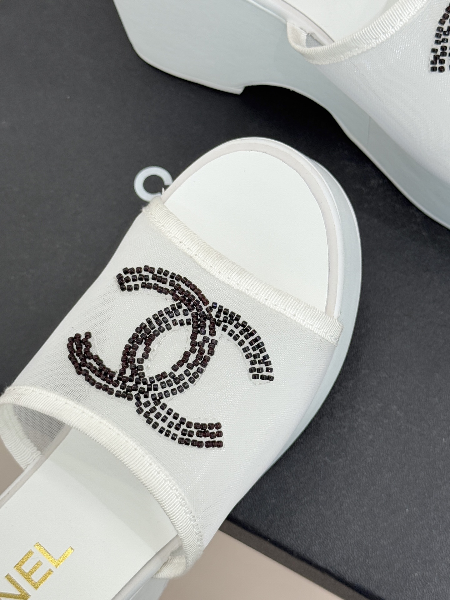 CHANE*｜小香26P双C串珠厚底凉鞋拖鞋小香26P早春携星光而来将双C Logo化作闪耀焦点串珠以手