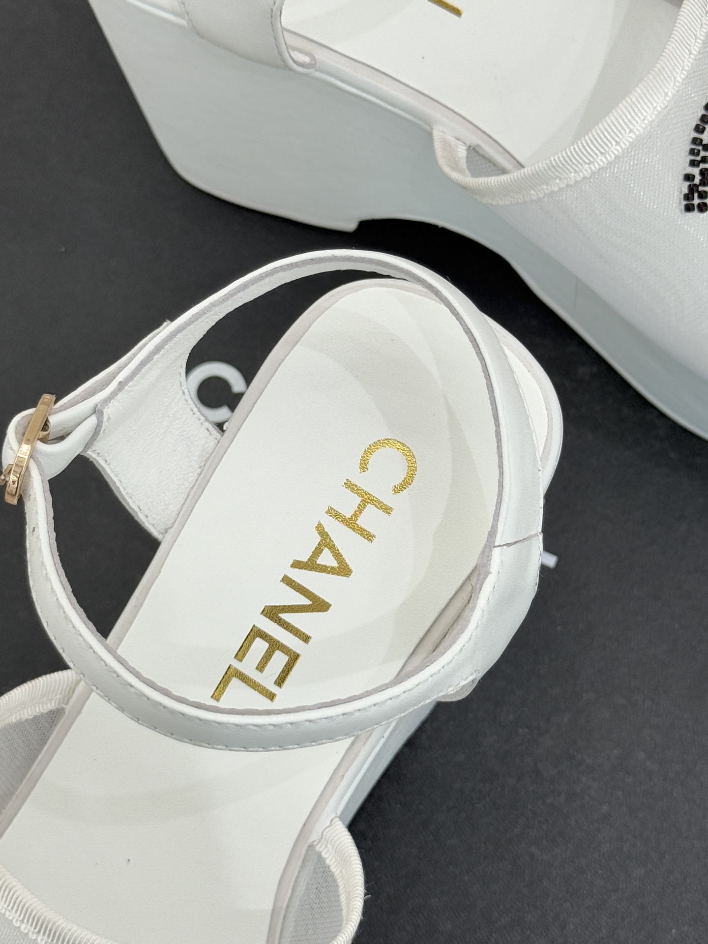 CHANE*｜小香26P双C串珠厚底凉鞋拖鞋小香26P早春携星光而来将双C Logo化作闪耀焦点串珠以手