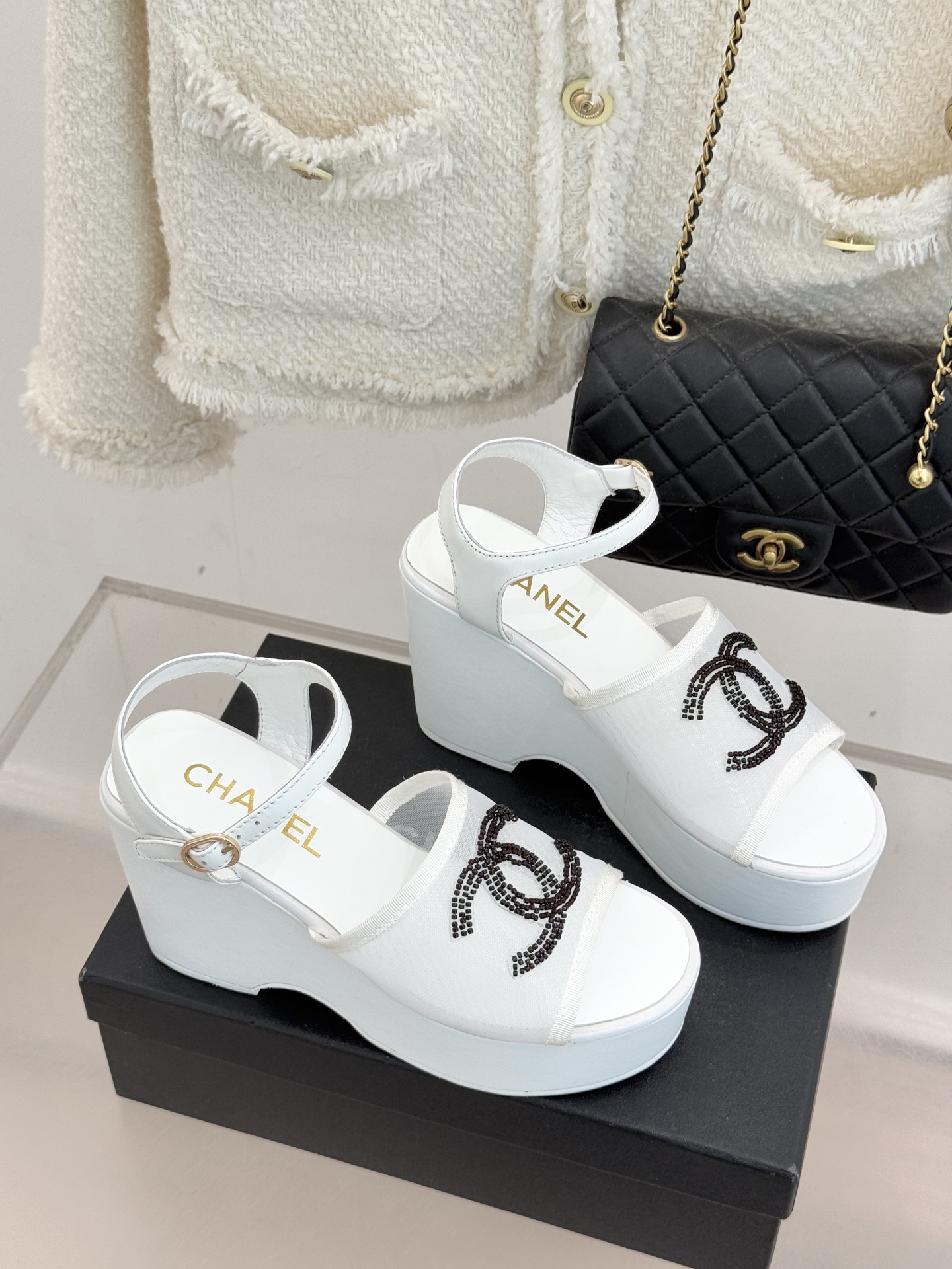 CHANE*｜小香26P双C串珠厚底凉鞋拖鞋小香26P早春携星光而来将双C Logo化作闪耀焦点串珠以手