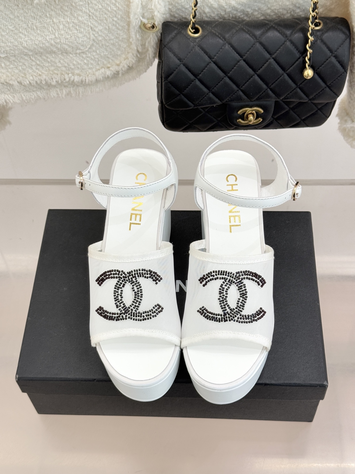 CHANE*｜小香26P双C串珠厚底凉鞋拖鞋小香26P早春携星光而来将双C Logo化作闪耀焦点串珠以手