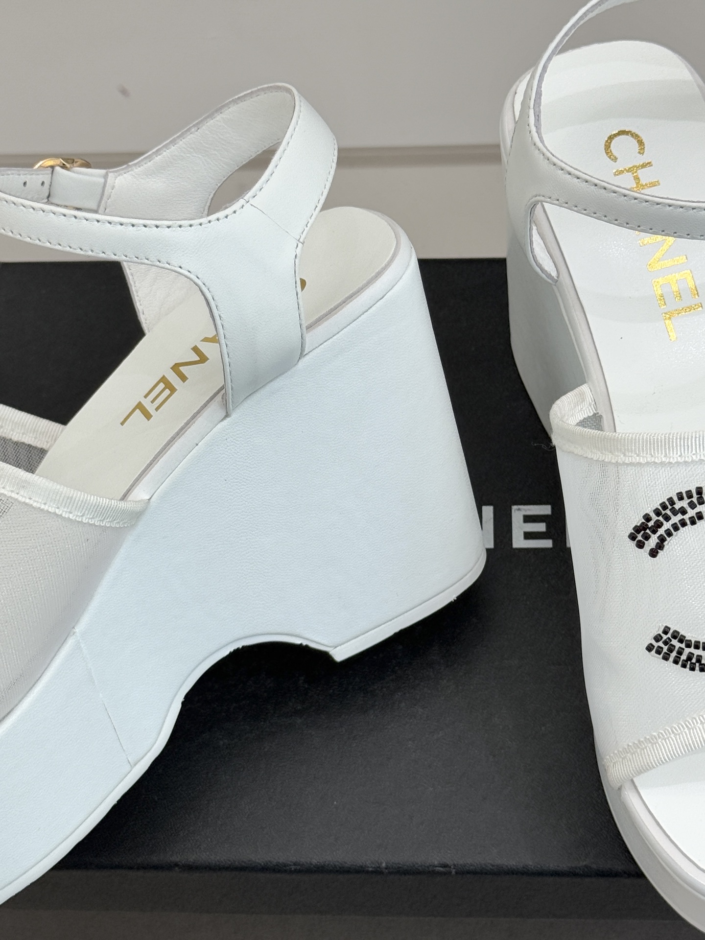 CHANE*｜小香26P双C串珠厚底凉鞋拖鞋小香26P早春携星光而来将双C Logo化作闪耀焦点串珠以手