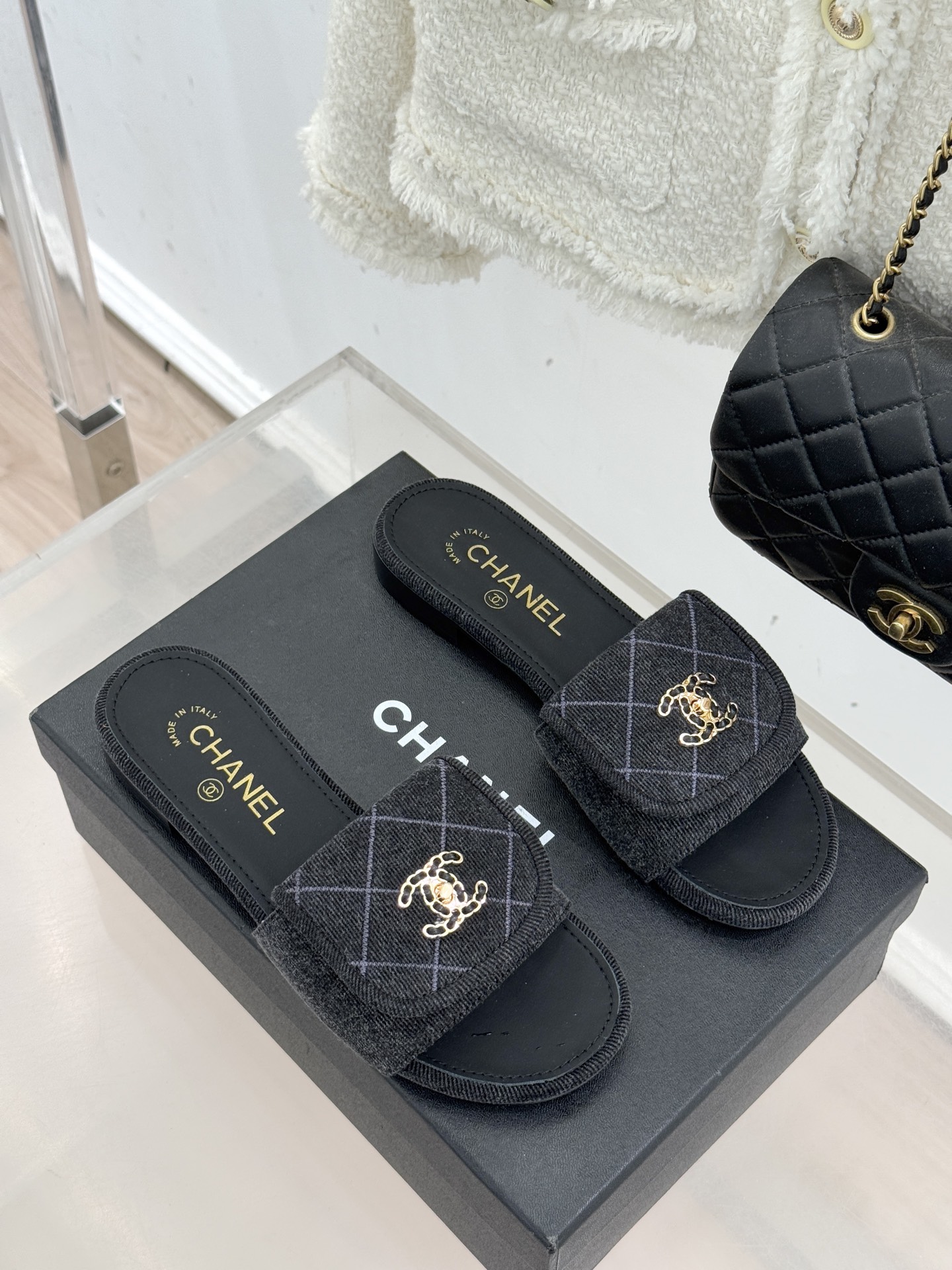 CHANE*｜小香经典链条双C书包扣菱格牛仔拖鞋将丹宁随性与高定优雅完美融合。水洗牛仔布搭配经典菱格绗缝