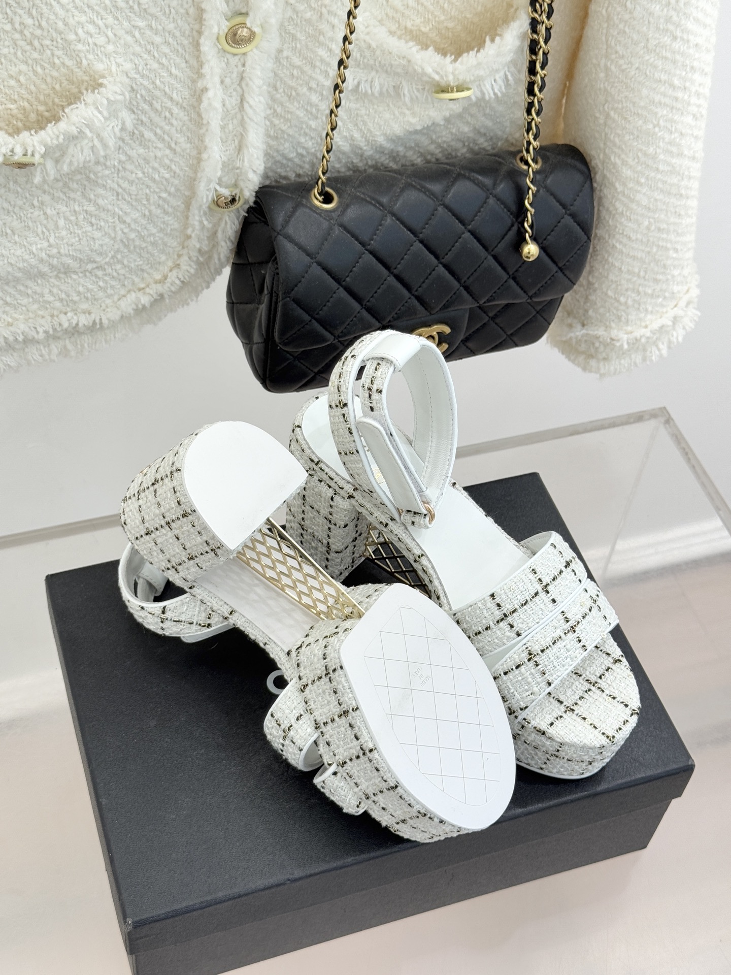 CHANE* ｜小香26P早春双带菱格恨天高粗跟高跟凉鞋马术灵感淬炼的菱格绗缝在双带设计上重释经典韵律每