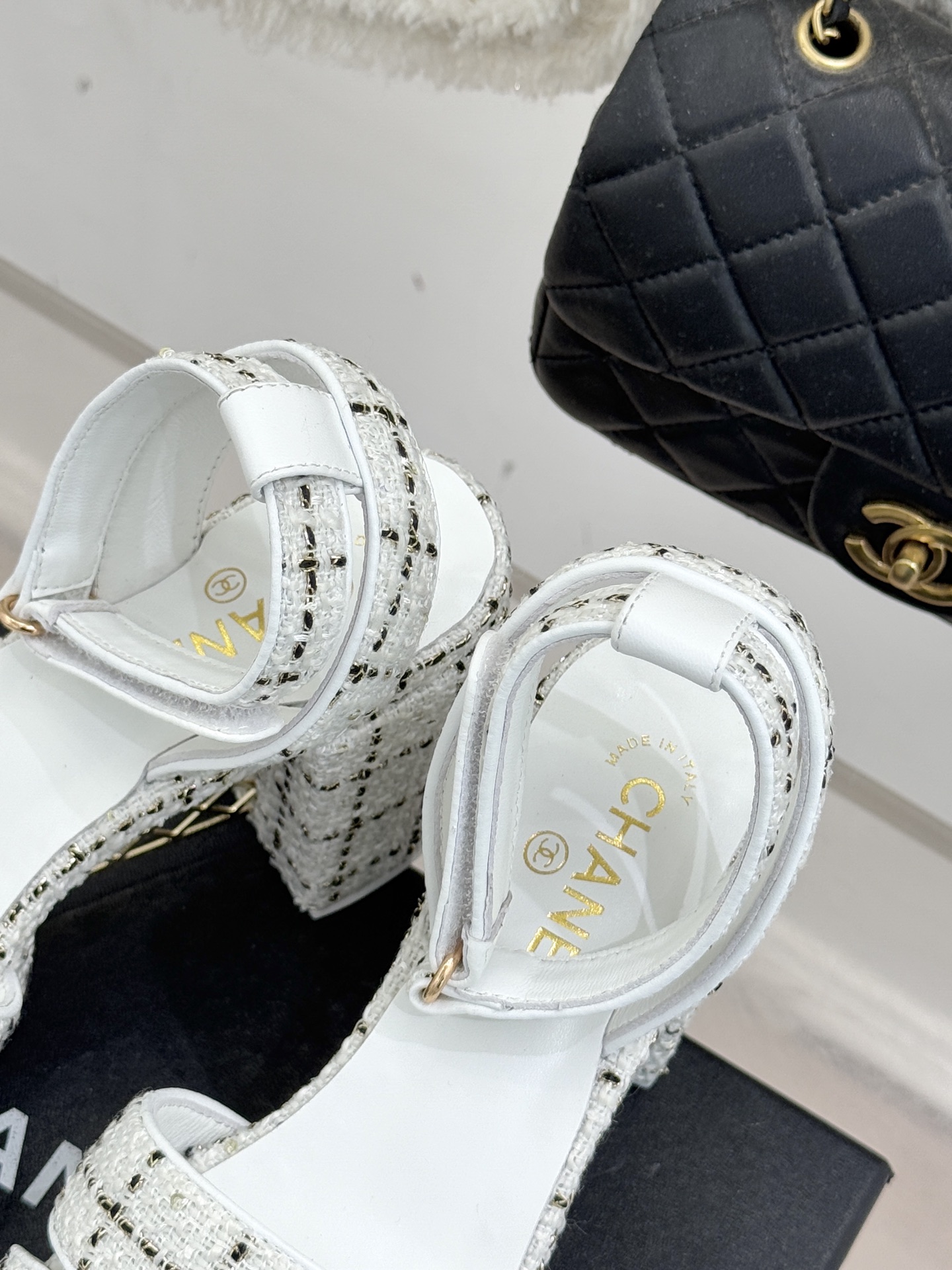 CHANE* ｜小香26P早春双带菱格恨天高粗跟高跟凉鞋马术灵感淬炼的菱格绗缝在双带设计上重释经典韵律每