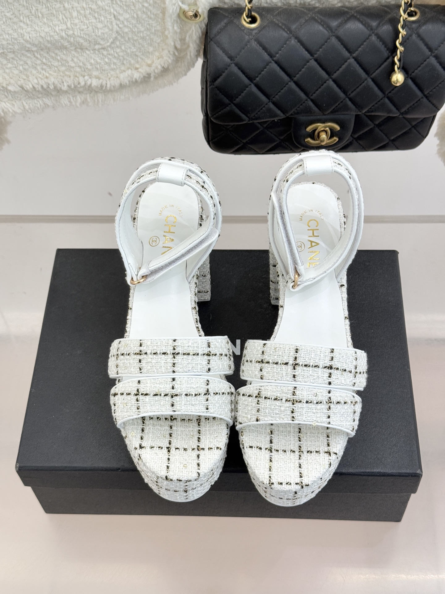 CHANE* ｜小香26P早春双带菱格恨天高粗跟高跟凉鞋马术灵感淬炼的菱格绗缝在双带设计上重释经典韵律每