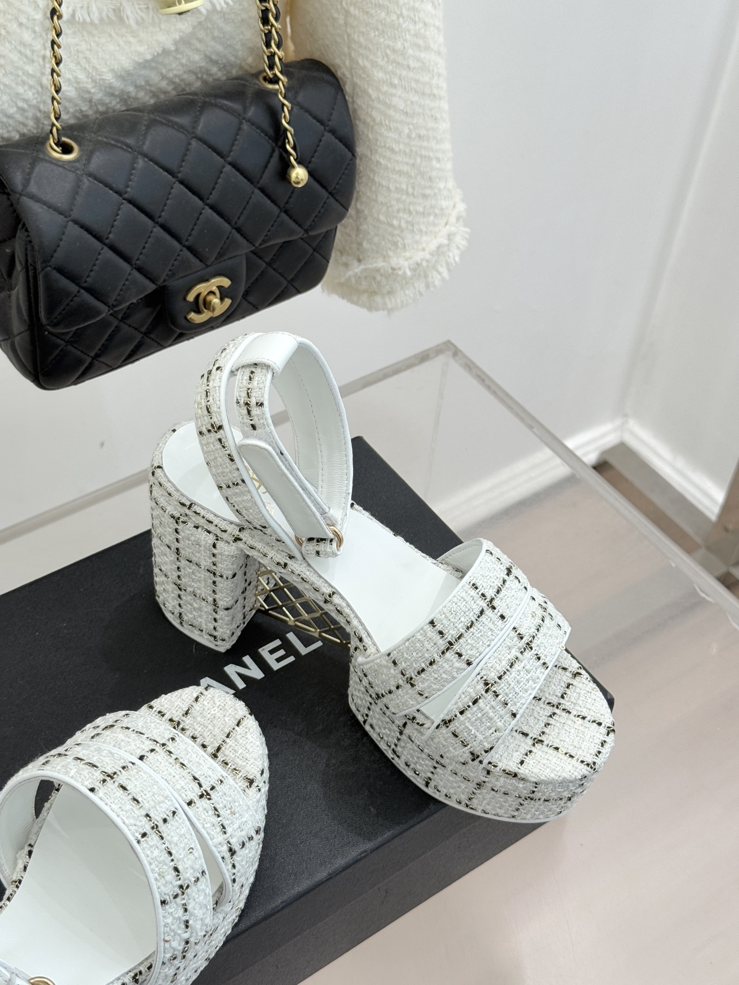 CHANE* ｜小香26P早春双带菱格恨天高粗跟高跟凉鞋马术灵感淬炼的菱格绗缝在双带设计上重释经典韵律每