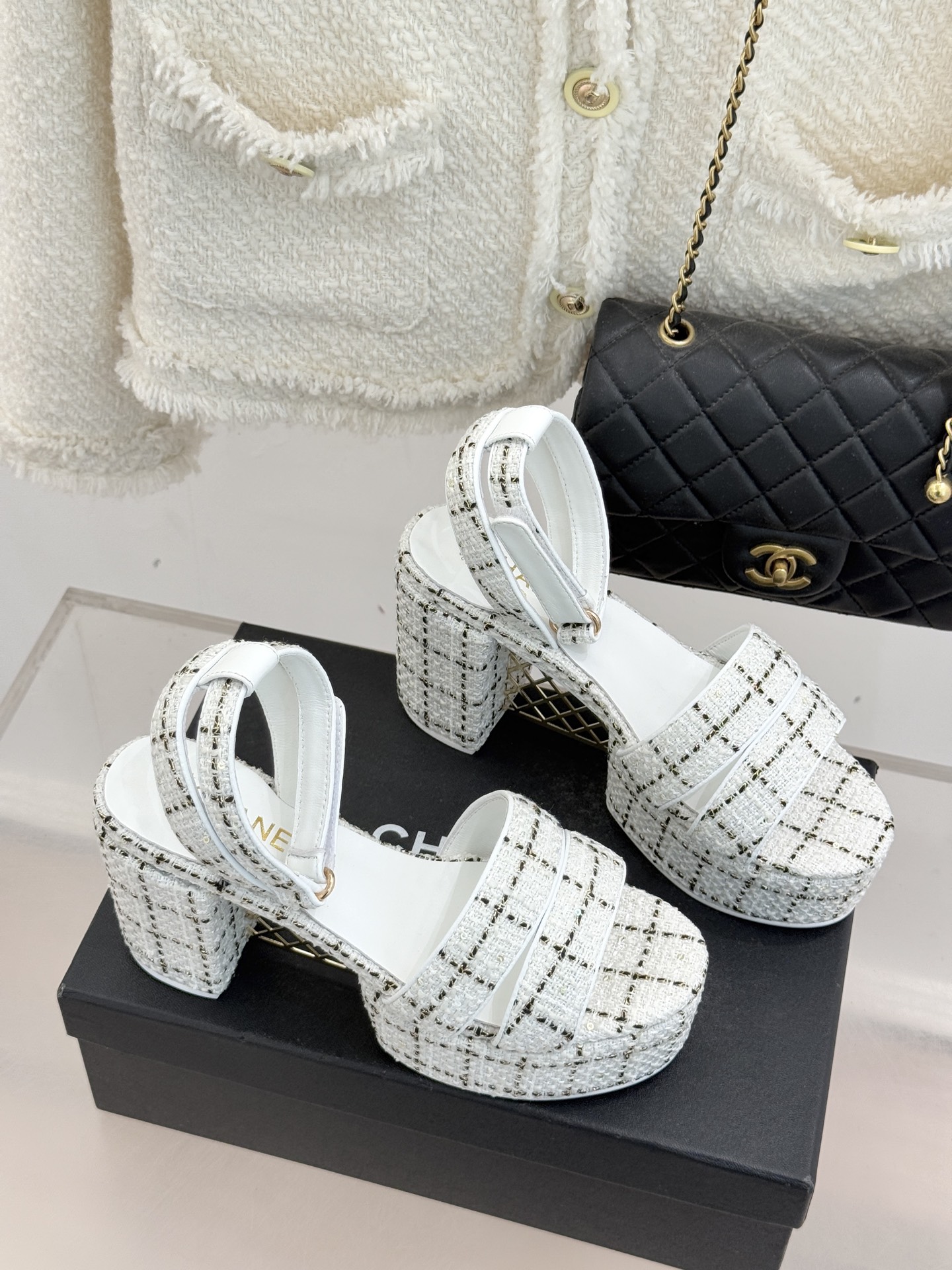 CHANE* ｜小香26P早春双带菱格恨天高粗跟高跟凉鞋马术灵感淬炼的菱格绗缝在双带设计上重释经典韵律每