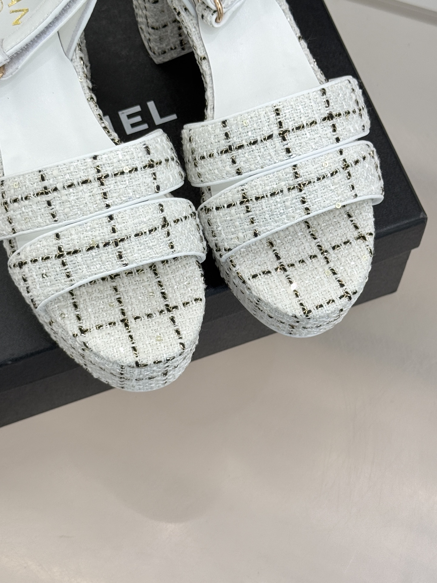 CHANE* ｜小香26P早春双带菱格恨天高粗跟高跟凉鞋马术灵感淬炼的菱格绗缝在双带设计上重释经典韵律每