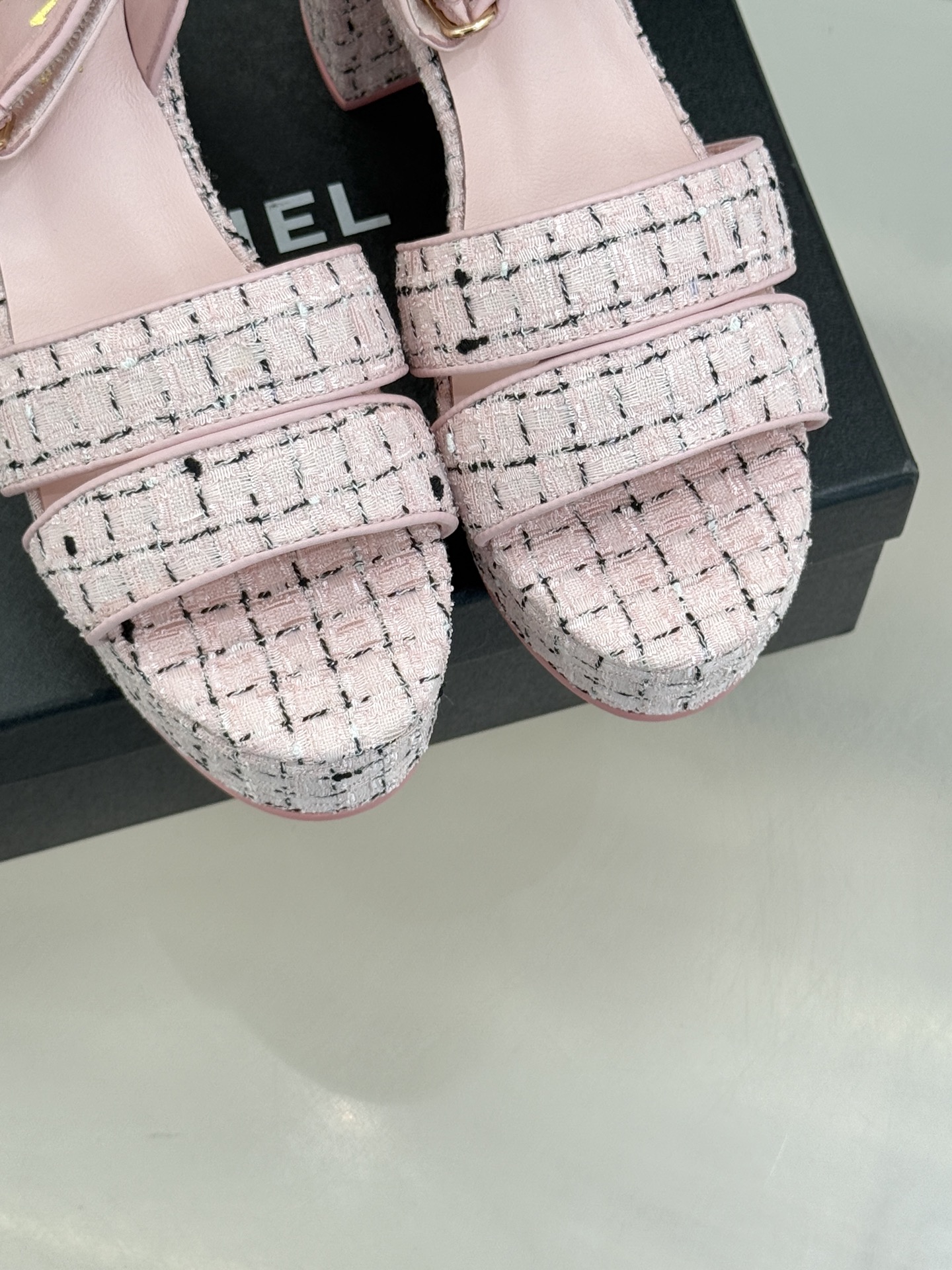 CHANE* ｜小香26P早春双带菱格恨天高粗跟高跟凉鞋马术灵感淬炼的菱格绗缝在双带设计上重释经典韵律每