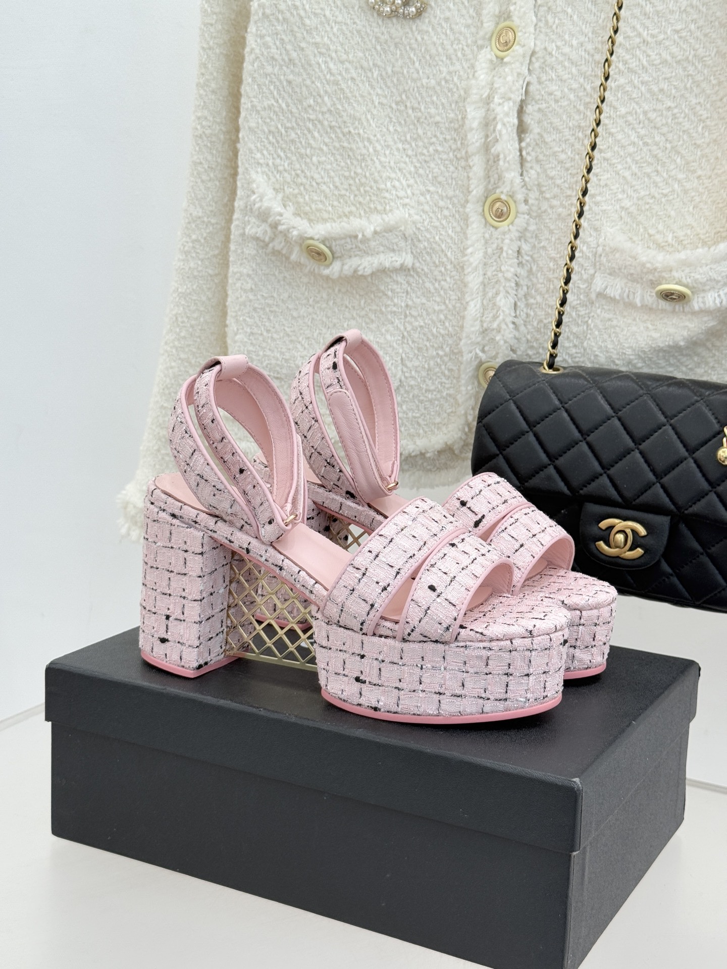 CHANE* ｜小香26P早春双带菱格恨天高粗跟高跟凉鞋马术灵感淬炼的菱格绗缝在双带设计上重释经典韵律每