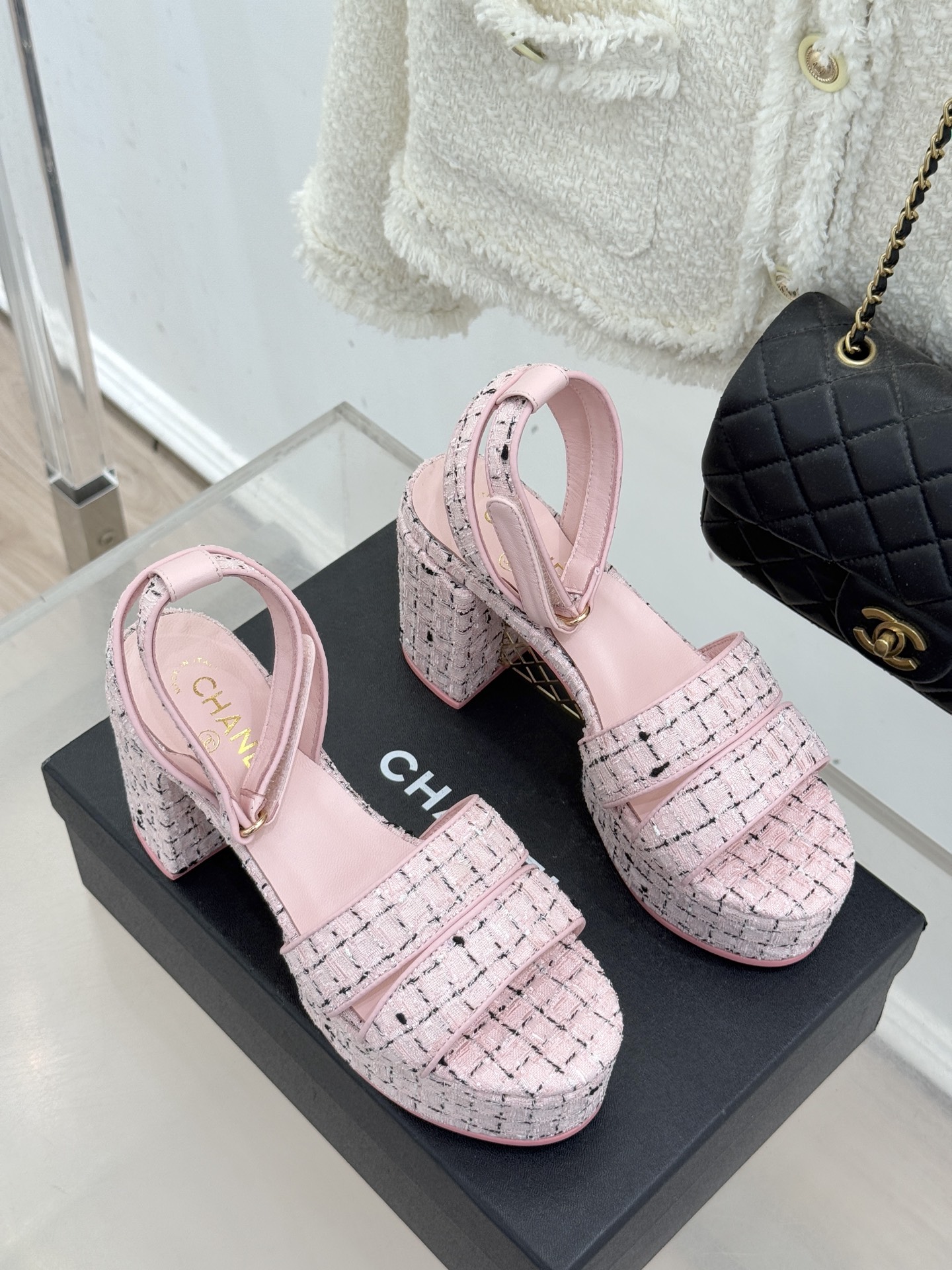 CHANE* ｜小香26P早春双带菱格恨天高粗跟高跟凉鞋马术灵感淬炼的菱格绗缝在双带设计上重释经典韵律每