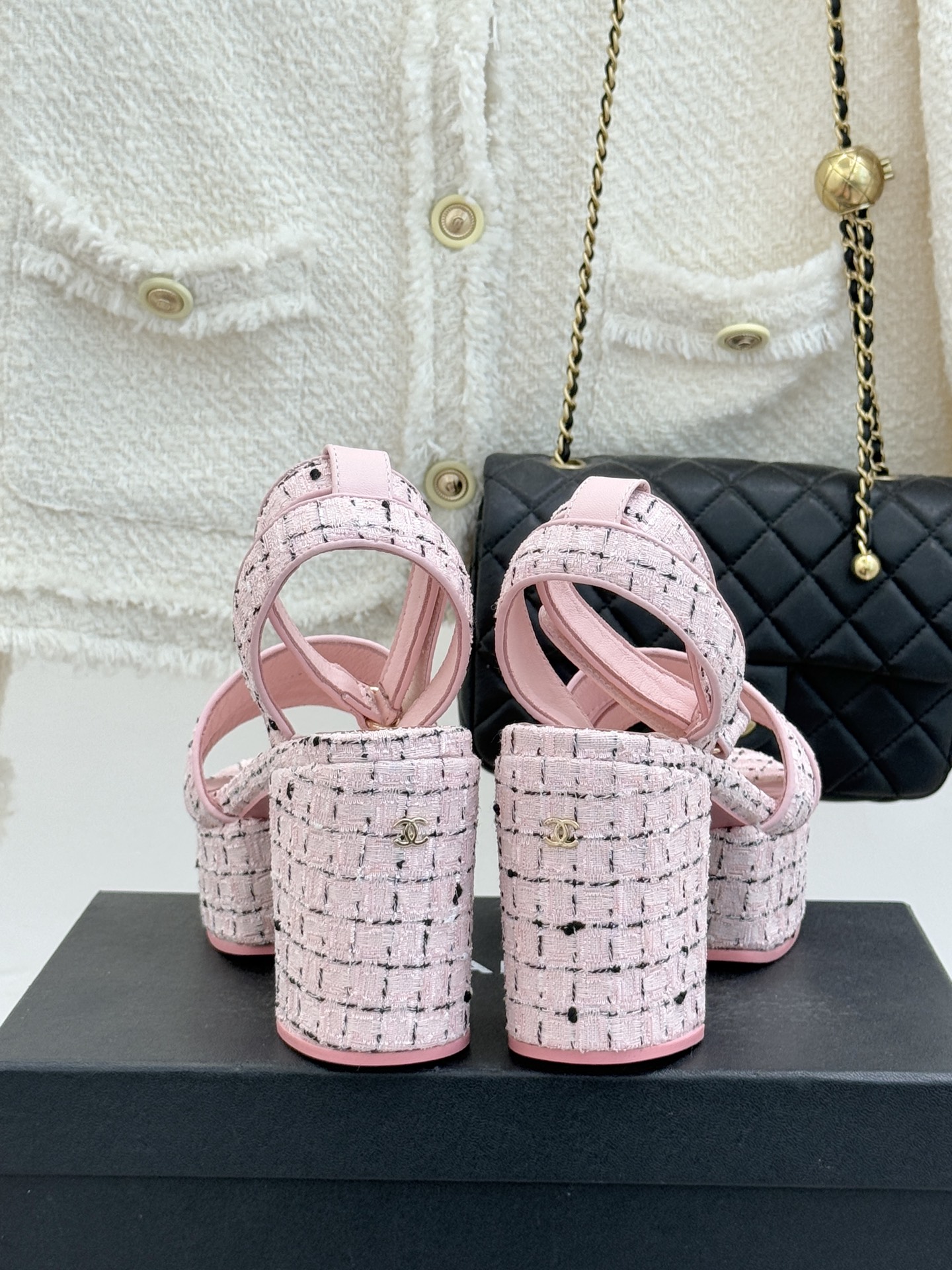 CHANE* ｜小香26P早春双带菱格恨天高粗跟高跟凉鞋马术灵感淬炼的菱格绗缝在双带设计上重释经典韵律每