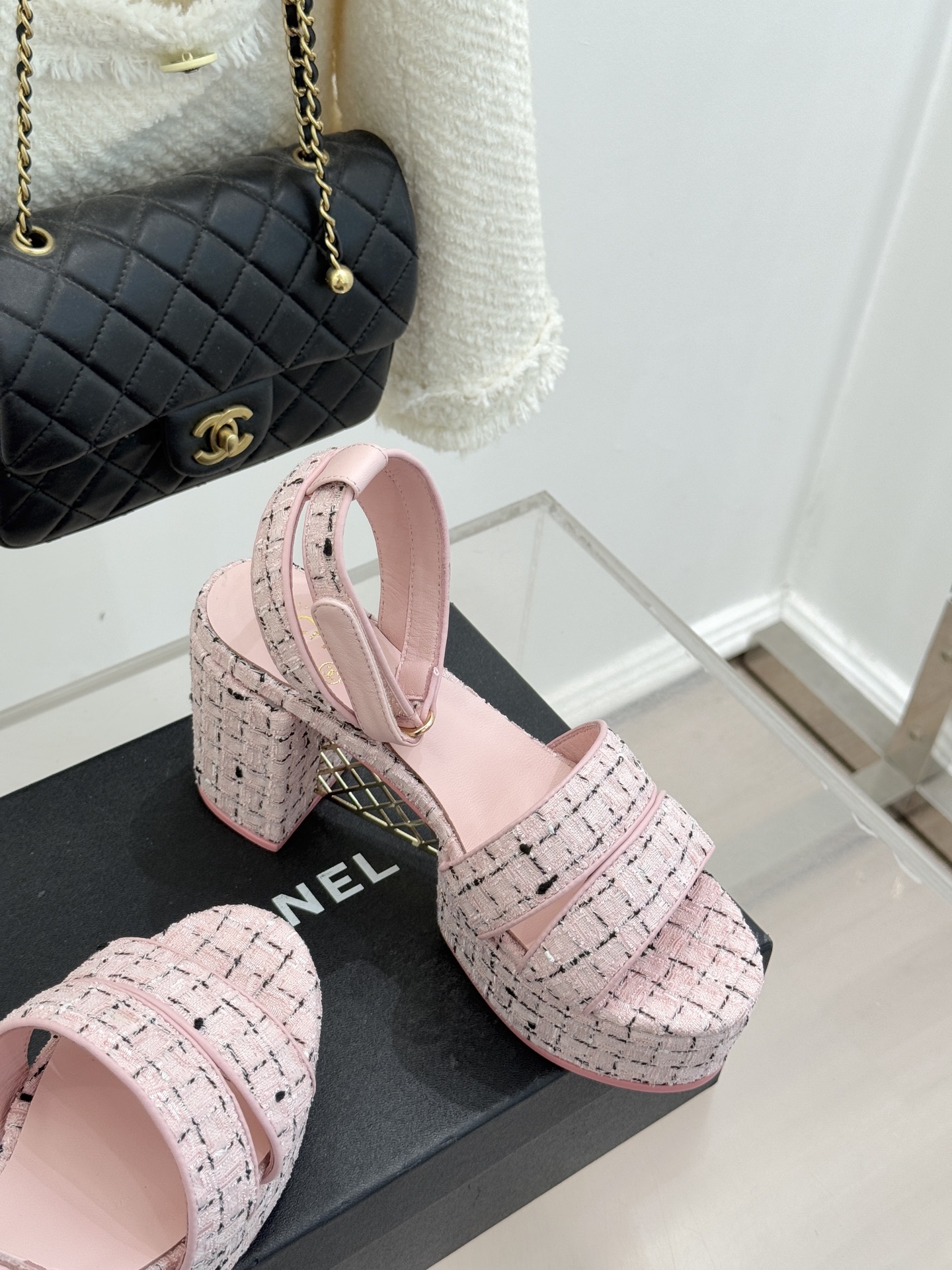 CHANE* ｜小香26P早春双带菱格恨天高粗跟高跟凉鞋马术灵感淬炼的菱格绗缝在双带设计上重释经典韵律每