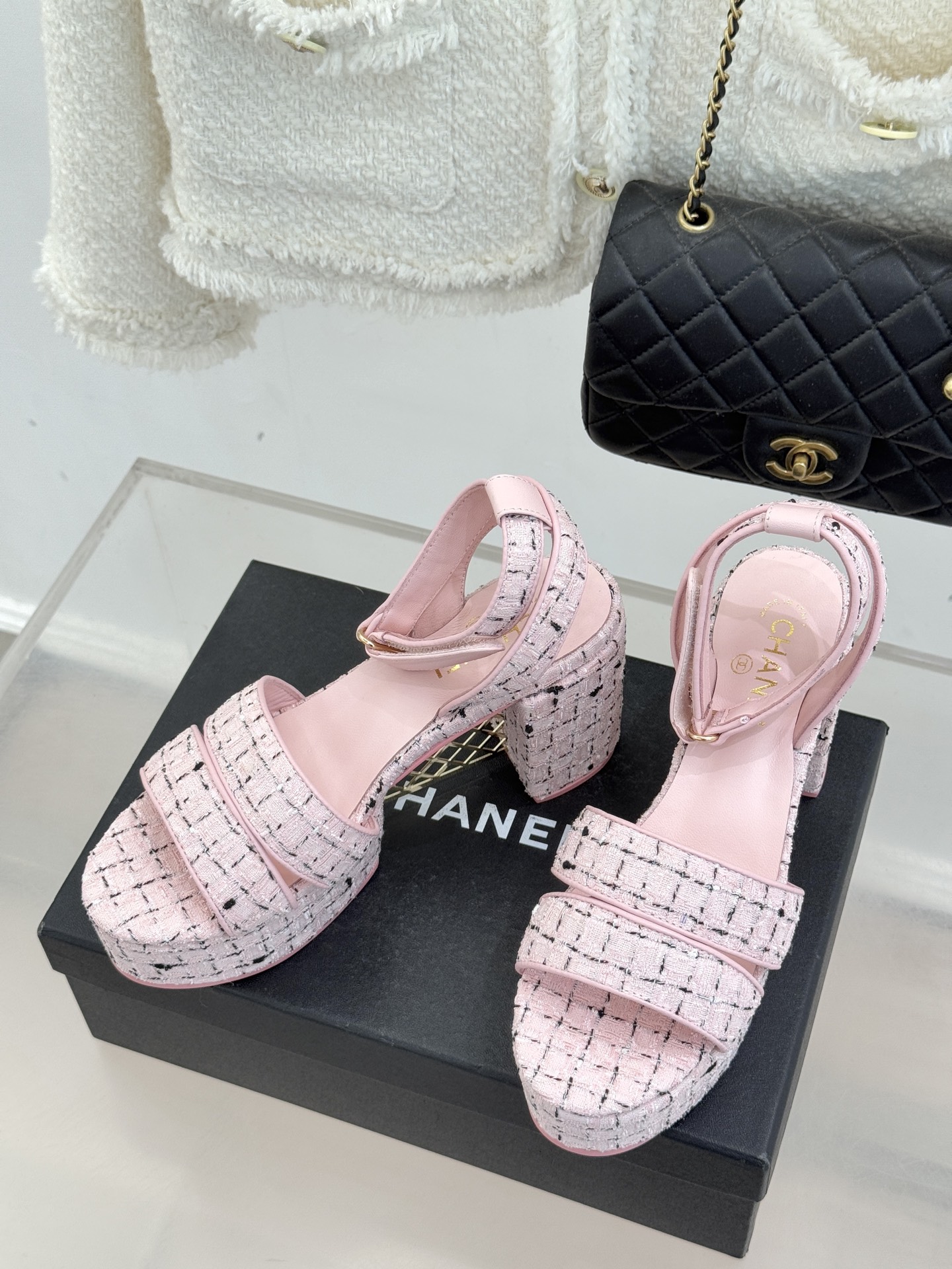 CHANE* ｜小香26P早春双带菱格恨天高粗跟高跟凉鞋马术灵感淬炼的菱格绗缝在双带设计上重释经典韵律每