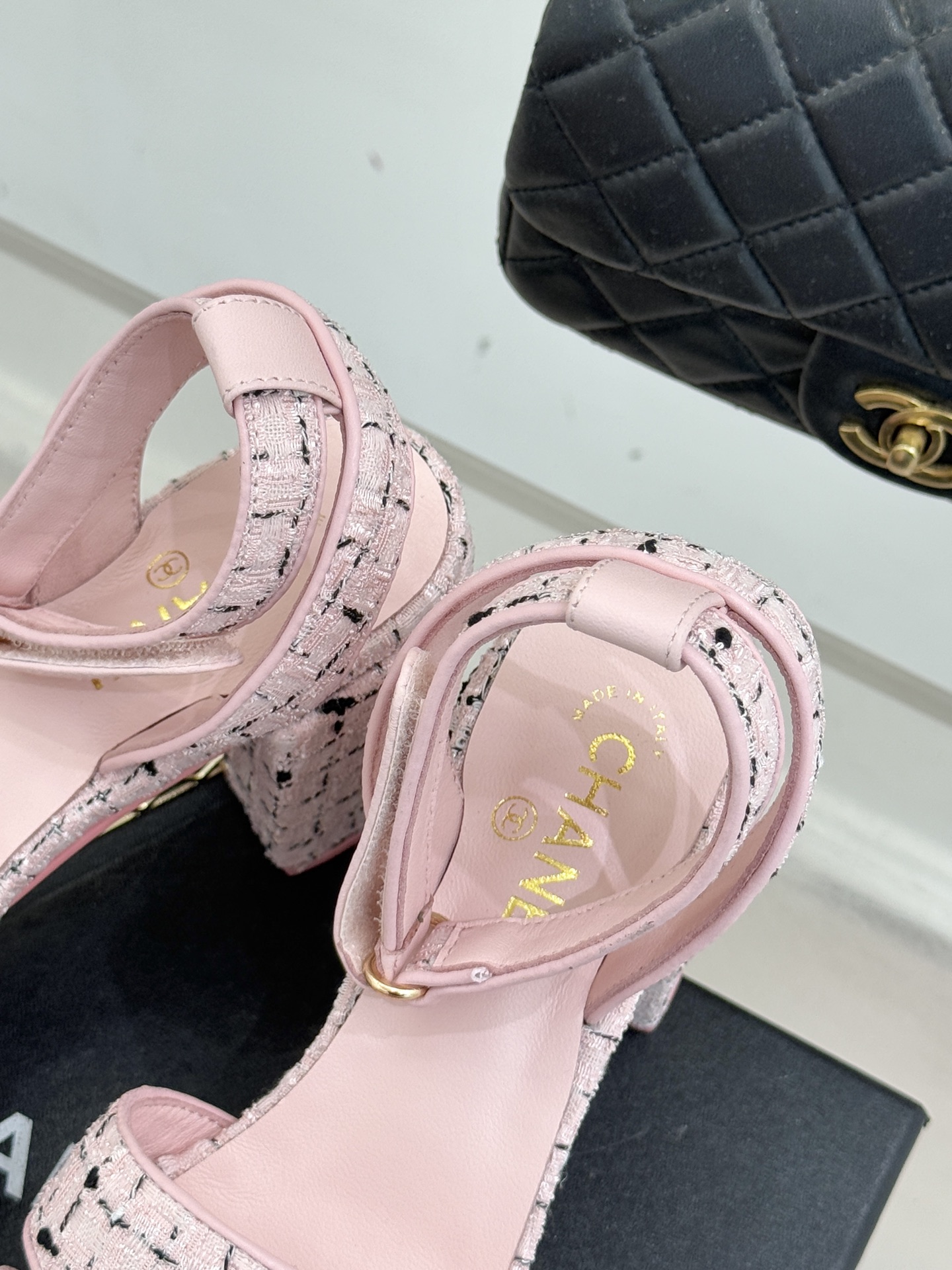 CHANE* ｜小香26P早春双带菱格恨天高粗跟高跟凉鞋马术灵感淬炼的菱格绗缝在双带设计上重释经典韵律每