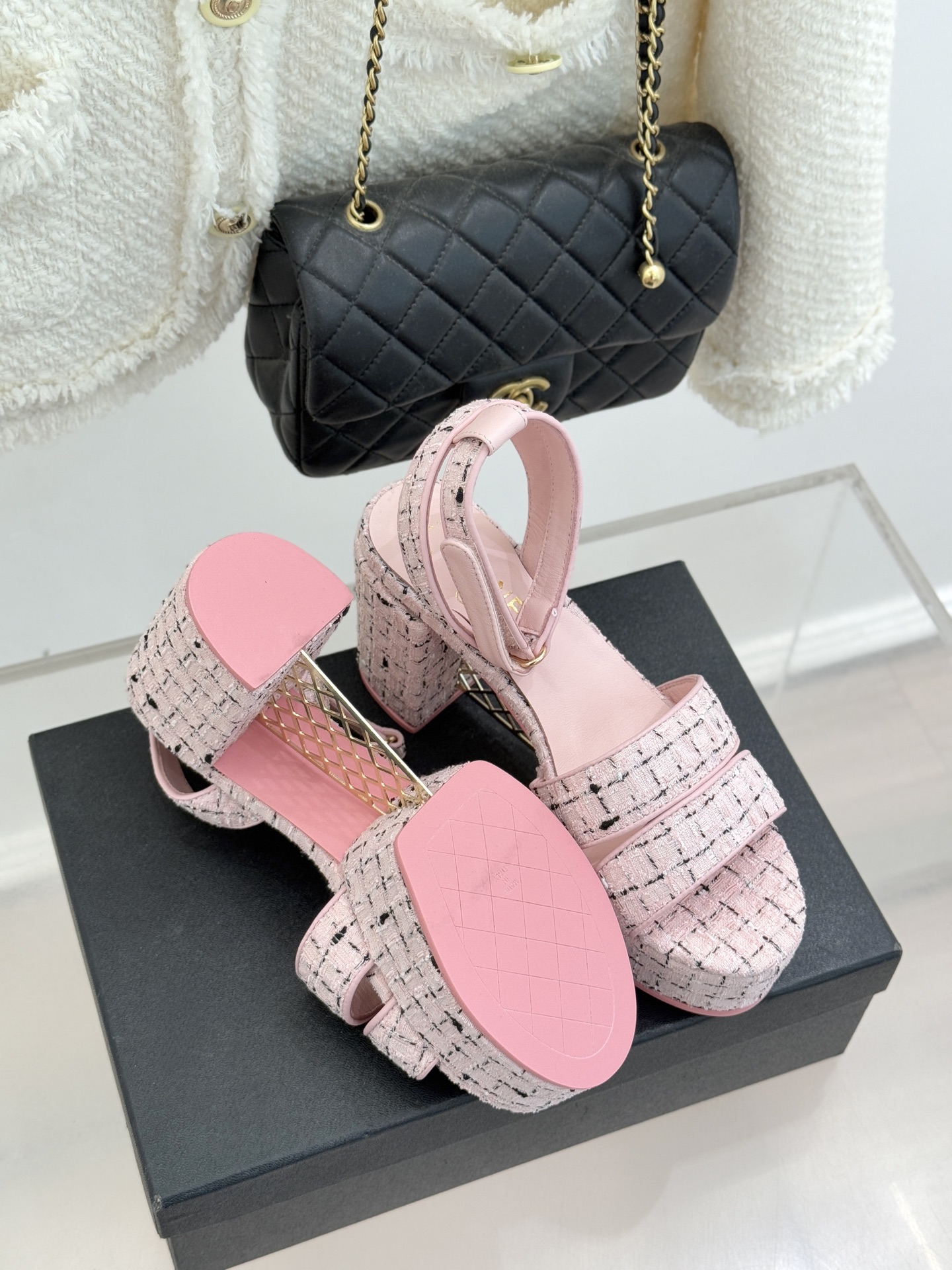 CHANE* ｜小香26P早春双带菱格恨天高粗跟高跟凉鞋马术灵感淬炼的菱格绗缝在双带设计上重释经典韵律每