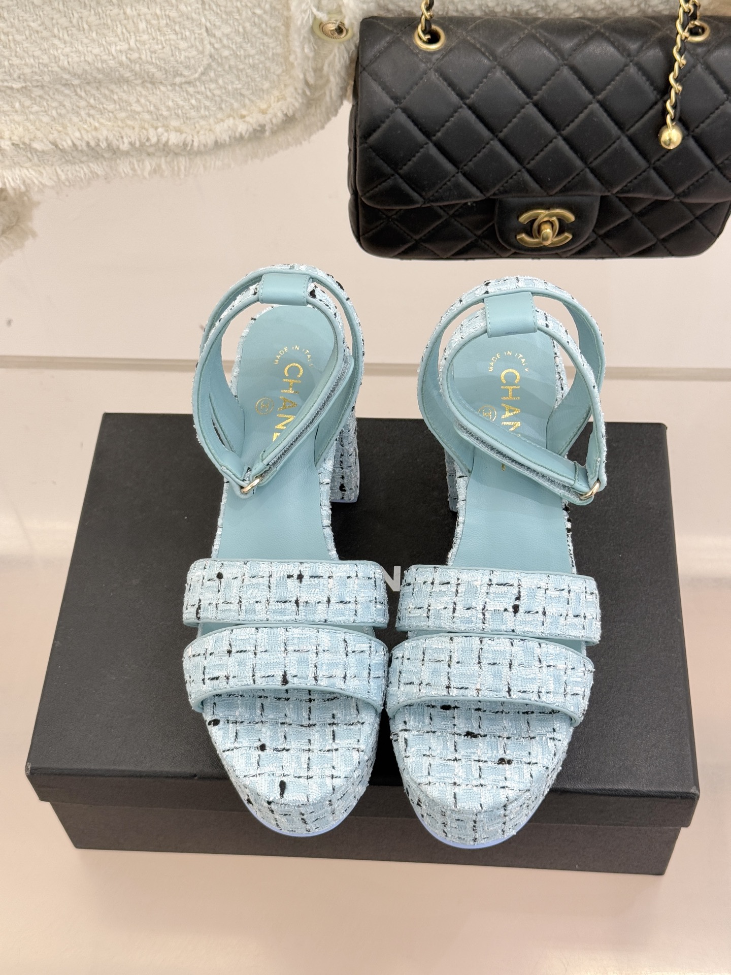 CHANE* ｜小香26P早春双带菱格恨天高粗跟高跟凉鞋马术灵感淬炼的菱格绗缝在双带设计上重释经典韵律每