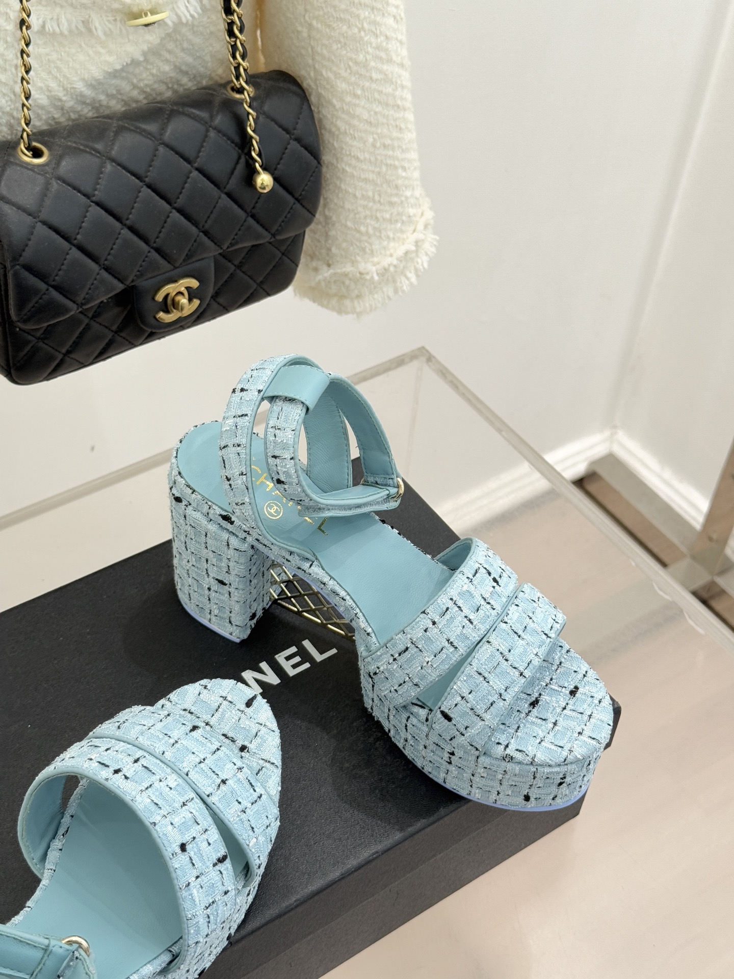 CHANE* ｜小香26P早春双带菱格恨天高粗跟高跟凉鞋马术灵感淬炼的菱格绗缝在双带设计上重释经典韵律每