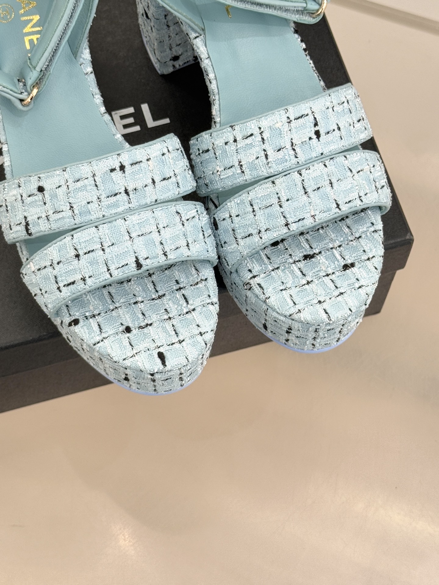 CHANE* ｜小香26P早春双带菱格恨天高粗跟高跟凉鞋马术灵感淬炼的菱格绗缝在双带设计上重释经典韵律每