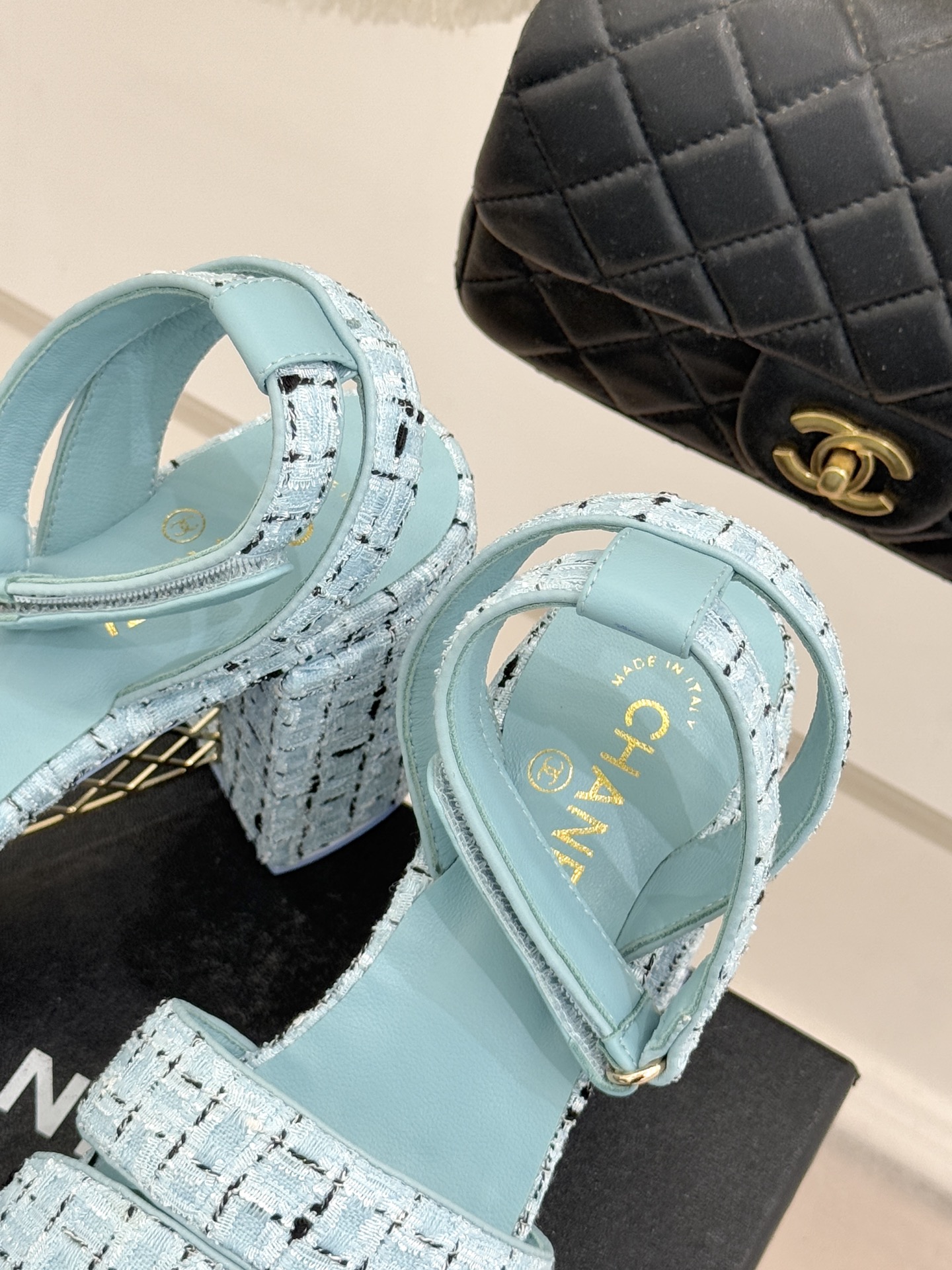 CHANE* ｜小香26P早春双带菱格恨天高粗跟高跟凉鞋马术灵感淬炼的菱格绗缝在双带设计上重释经典韵律每