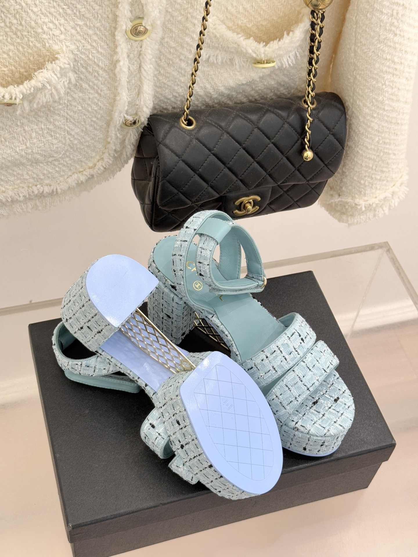 CHANE* ｜小香26P早春双带菱格恨天高粗跟高跟凉鞋马术灵感淬炼的菱格绗缝在双带设计上重释经典韵律每