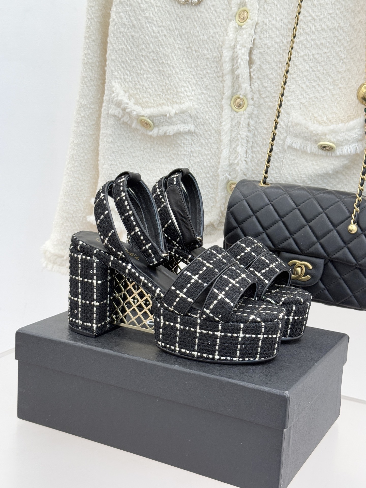 CHANE* ｜小香26P早春双带菱格恨天高粗跟高跟凉鞋马术灵感淬炼的菱格绗缝在双带设计上重释经典韵律每