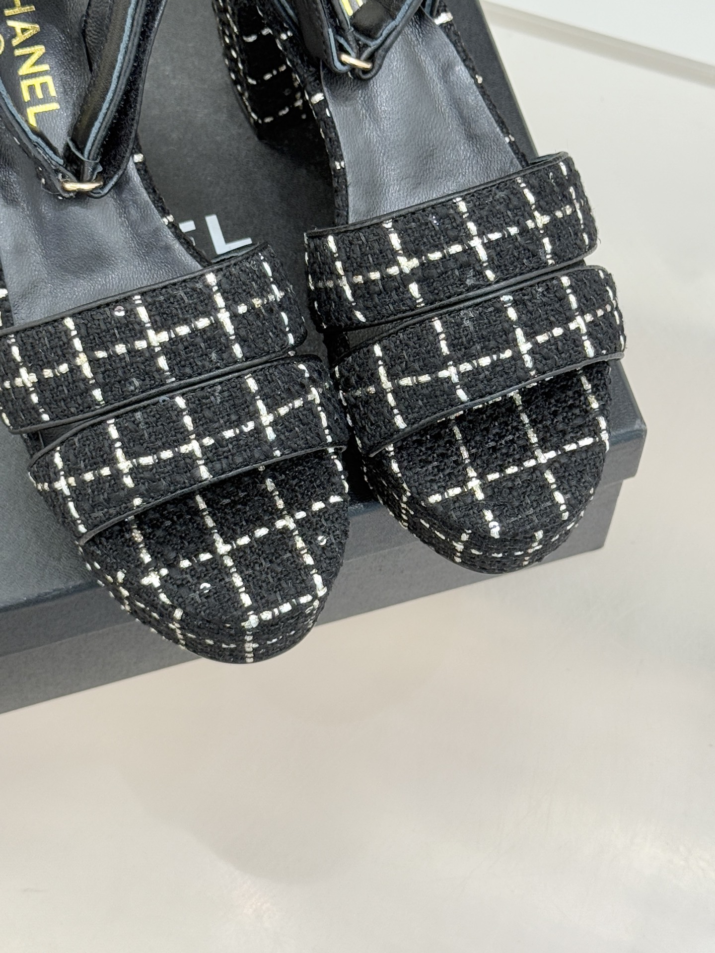 CHANE* ｜小香26P早春双带菱格恨天高粗跟高跟凉鞋马术灵感淬炼的菱格绗缝在双带设计上重释经典韵律每