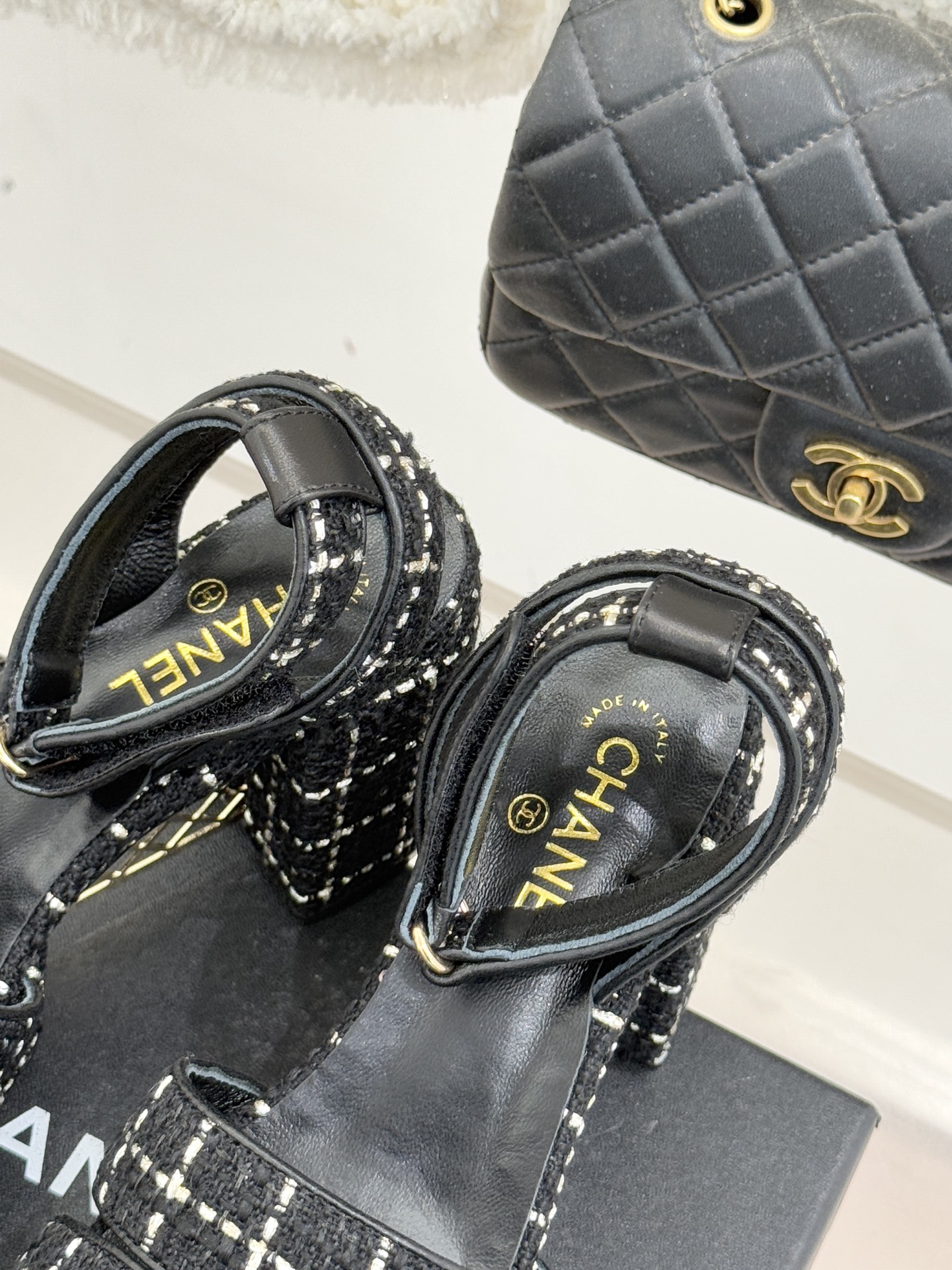 CHANE* ｜小香26P早春双带菱格恨天高粗跟高跟凉鞋马术灵感淬炼的菱格绗缝在双带设计上重释经典韵律每