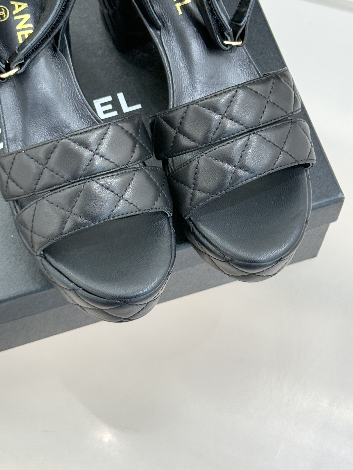 CHANE* ｜小香26P早春双带菱格恨天高粗跟高跟凉鞋马术灵感淬炼的菱格绗缝在双带设计上重释经典韵律每