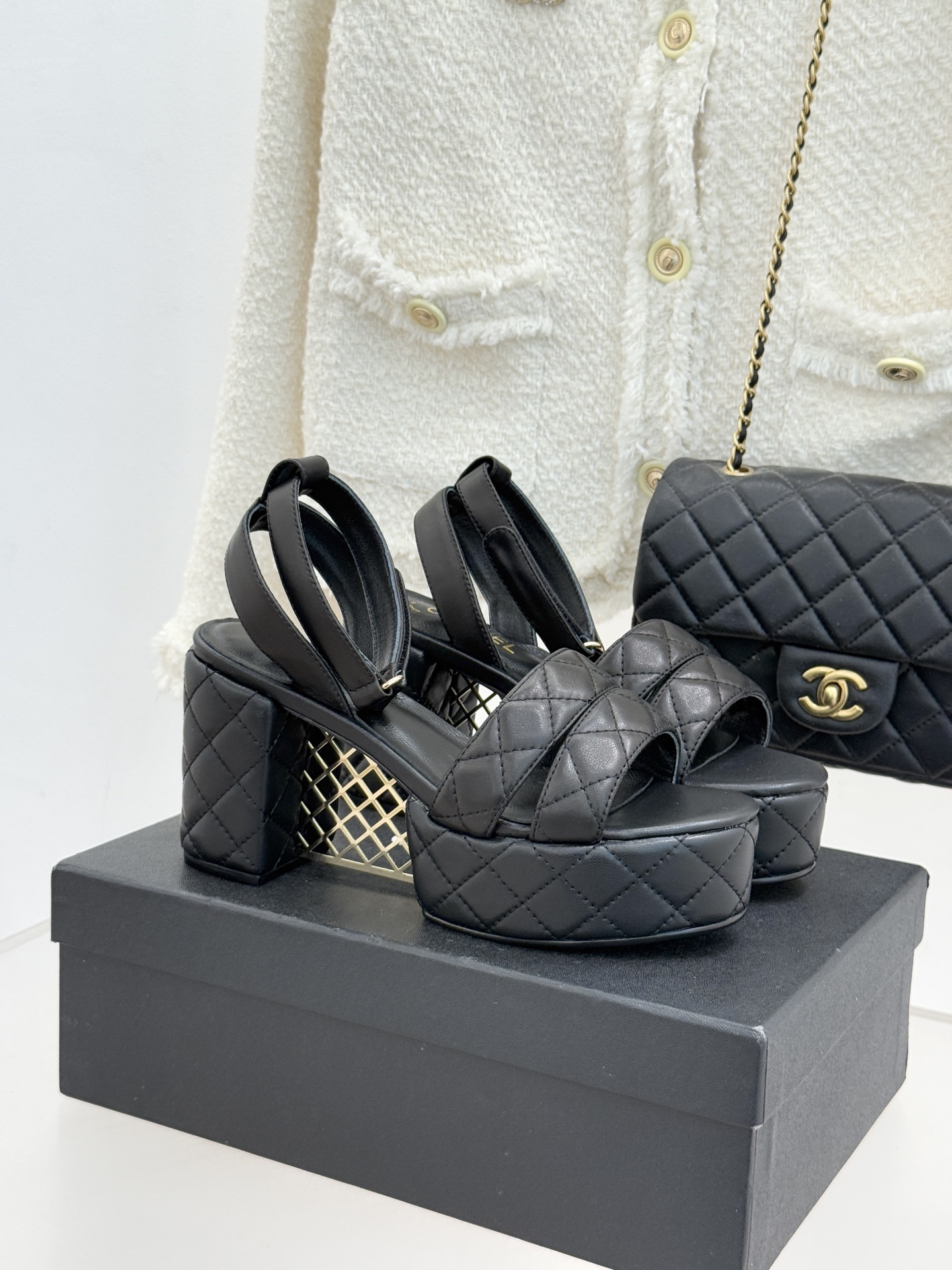 CHANE* ｜小香26P早春双带菱格恨天高粗跟高跟凉鞋马术灵感淬炼的菱格绗缝在双带设计上重释经典韵律每