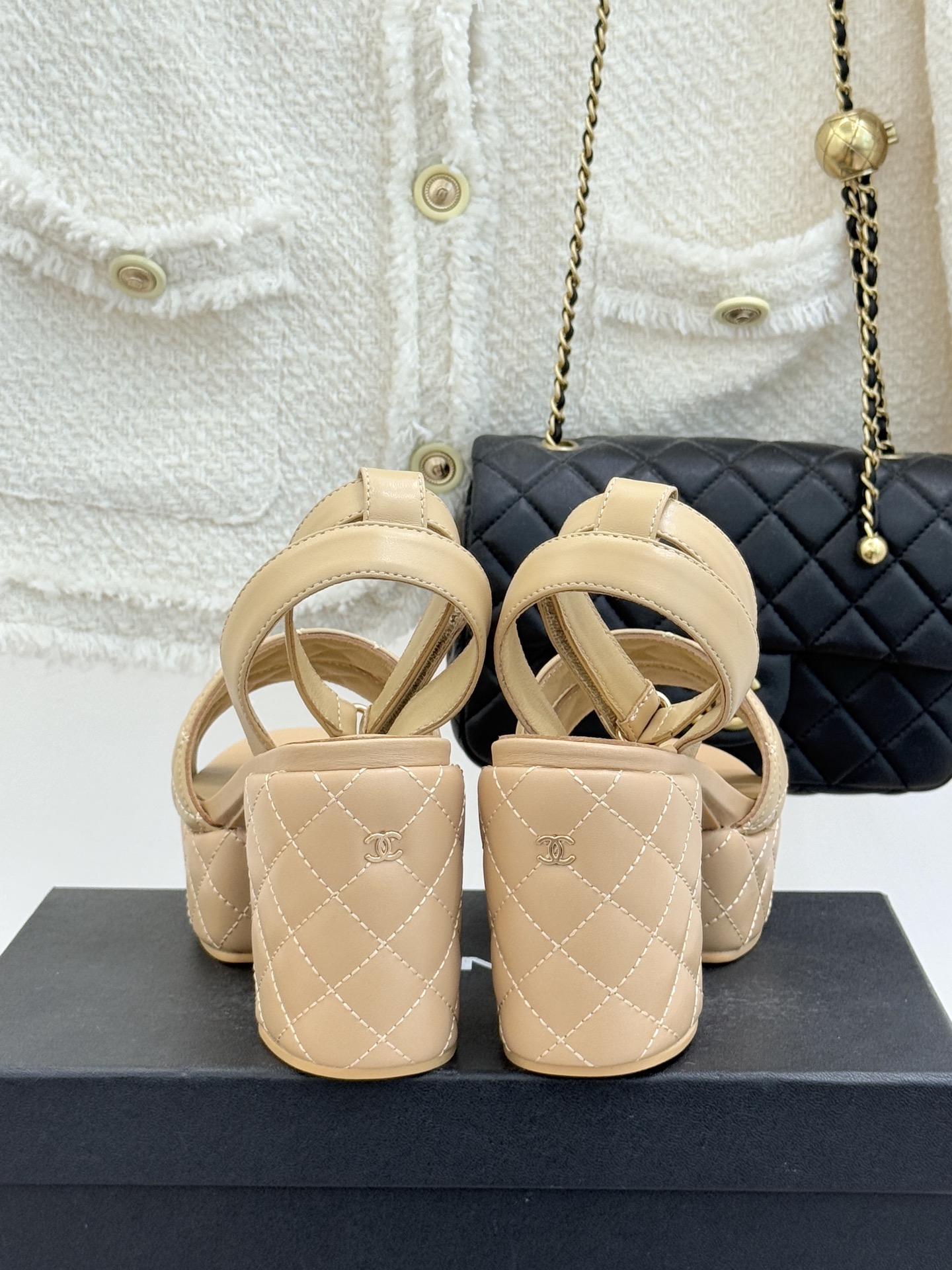 CHANE* ｜小香26P早春双带菱格恨天高粗跟高跟凉鞋马术灵感淬炼的菱格绗缝在双带设计上重释经典韵律每