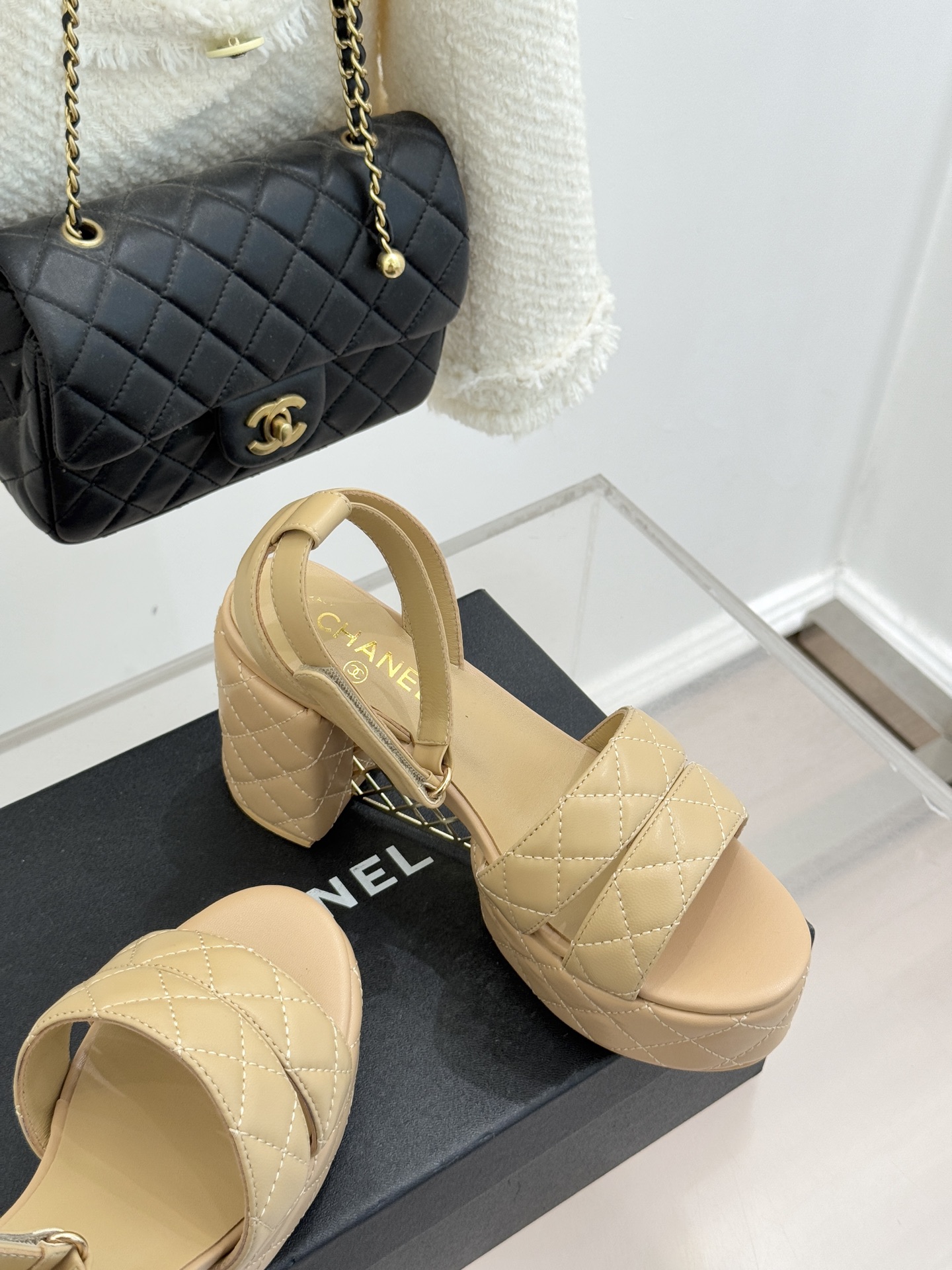 CHANE* ｜小香26P早春双带菱格恨天高粗跟高跟凉鞋马术灵感淬炼的菱格绗缝在双带设计上重释经典韵律每