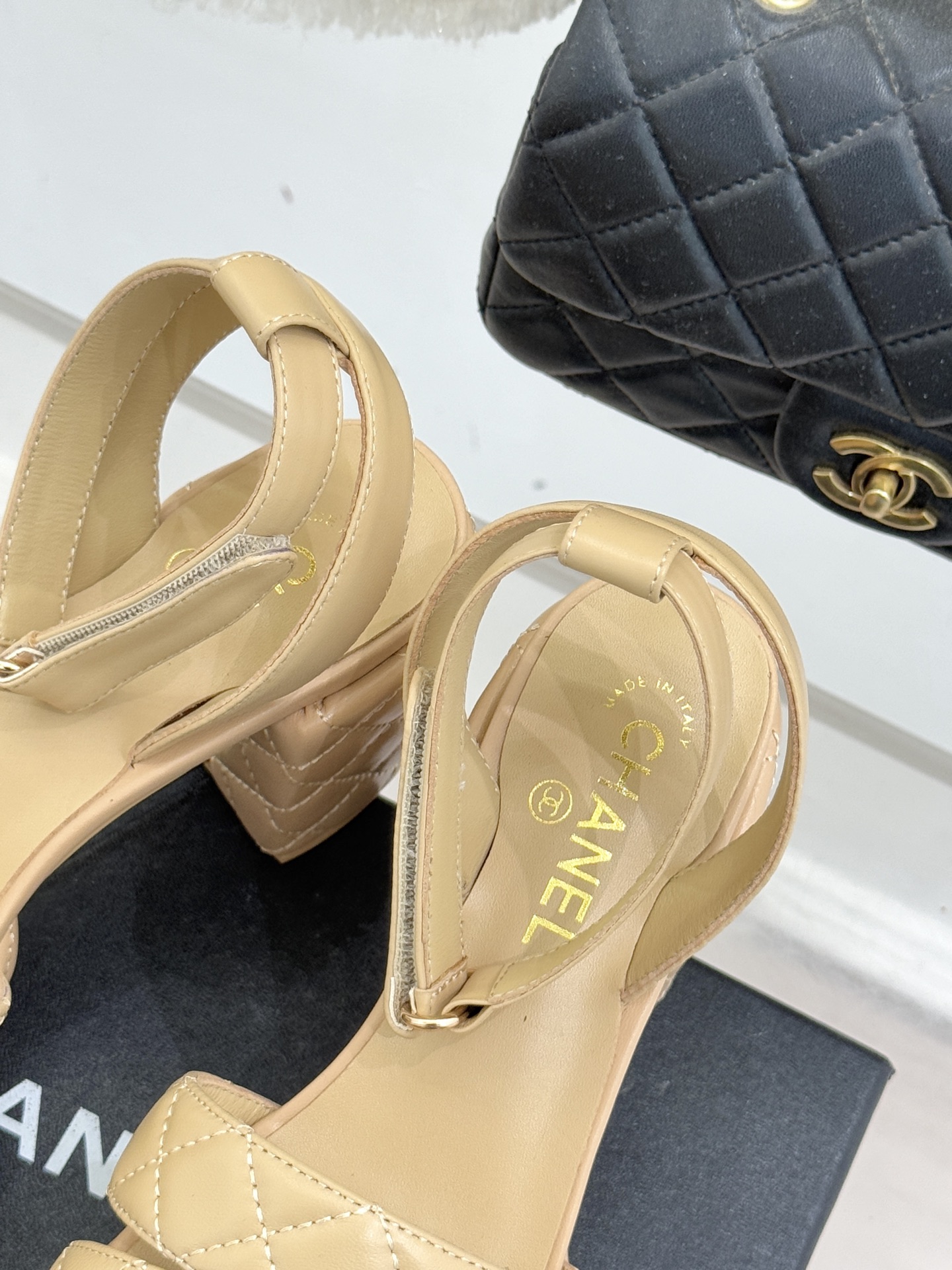 CHANE* ｜小香26P早春双带菱格恨天高粗跟高跟凉鞋马术灵感淬炼的菱格绗缝在双带设计上重释经典韵律每