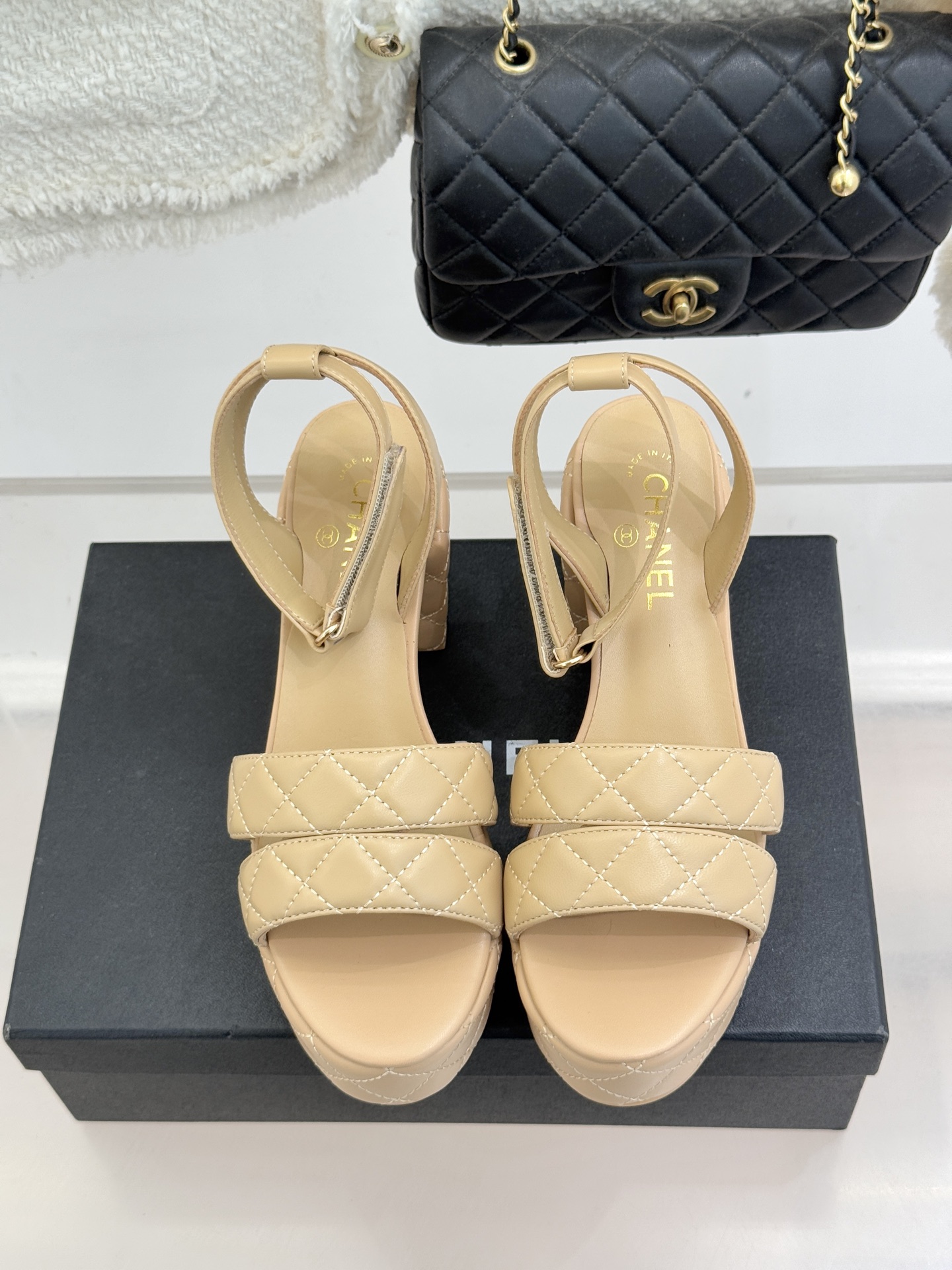 CHANE* ｜小香26P早春双带菱格恨天高粗跟高跟凉鞋马术灵感淬炼的菱格绗缝在双带设计上重释经典韵律每