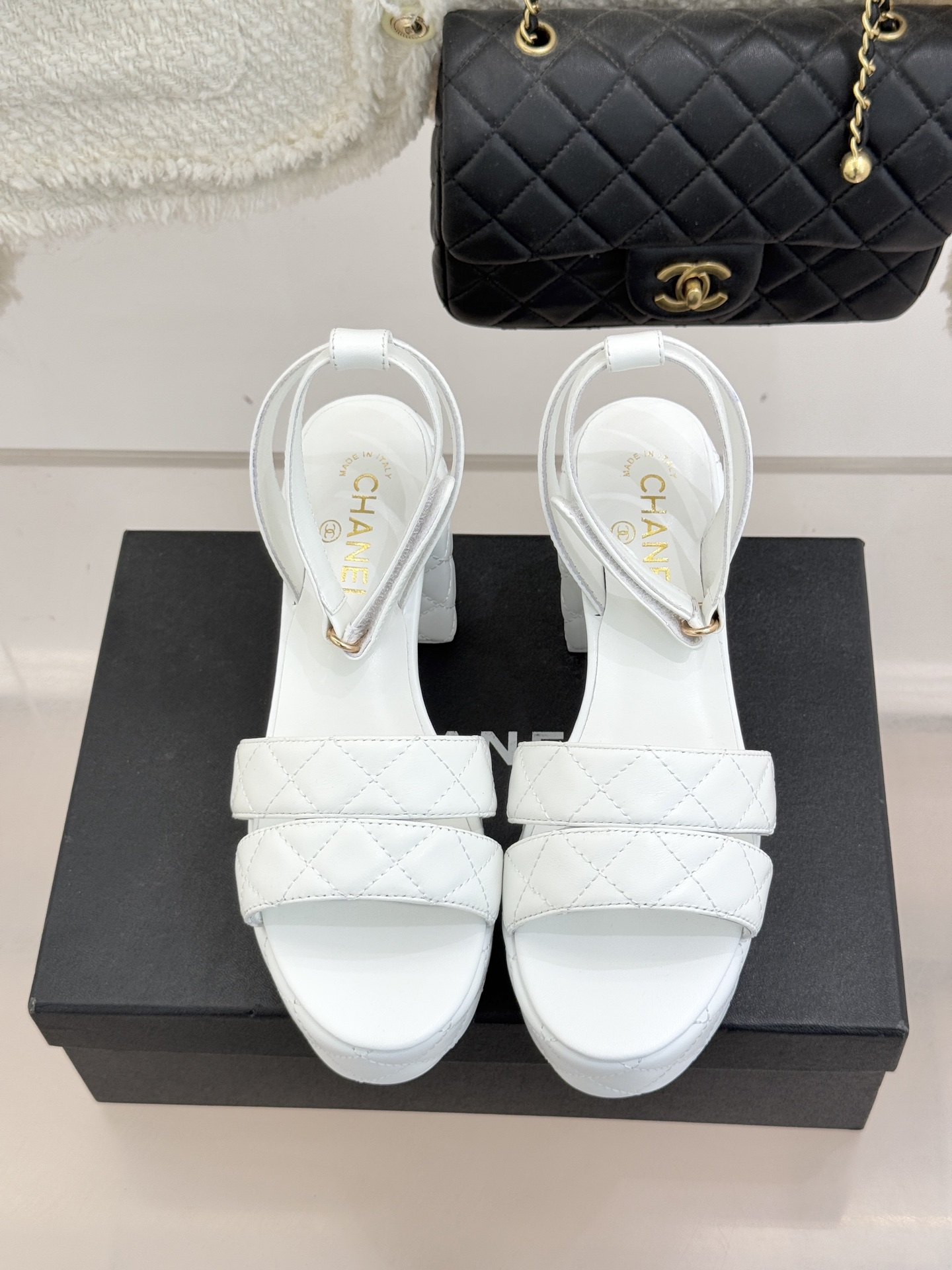 CHANE* ｜小香26P早春双带菱格恨天高粗跟高跟凉鞋马术灵感淬炼的菱格绗缝在双带设计上重释经典韵律每