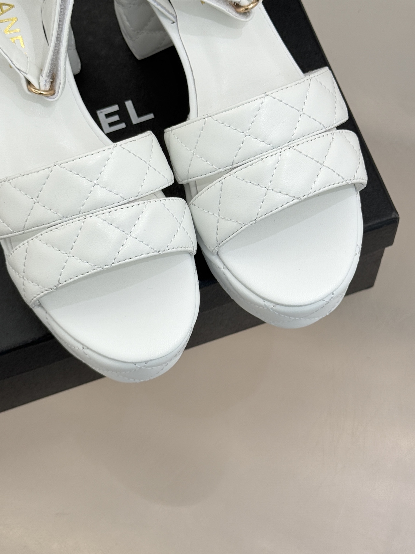 CHANE* ｜小香26P早春双带菱格恨天高粗跟高跟凉鞋马术灵感淬炼的菱格绗缝在双带设计上重释经典韵律每