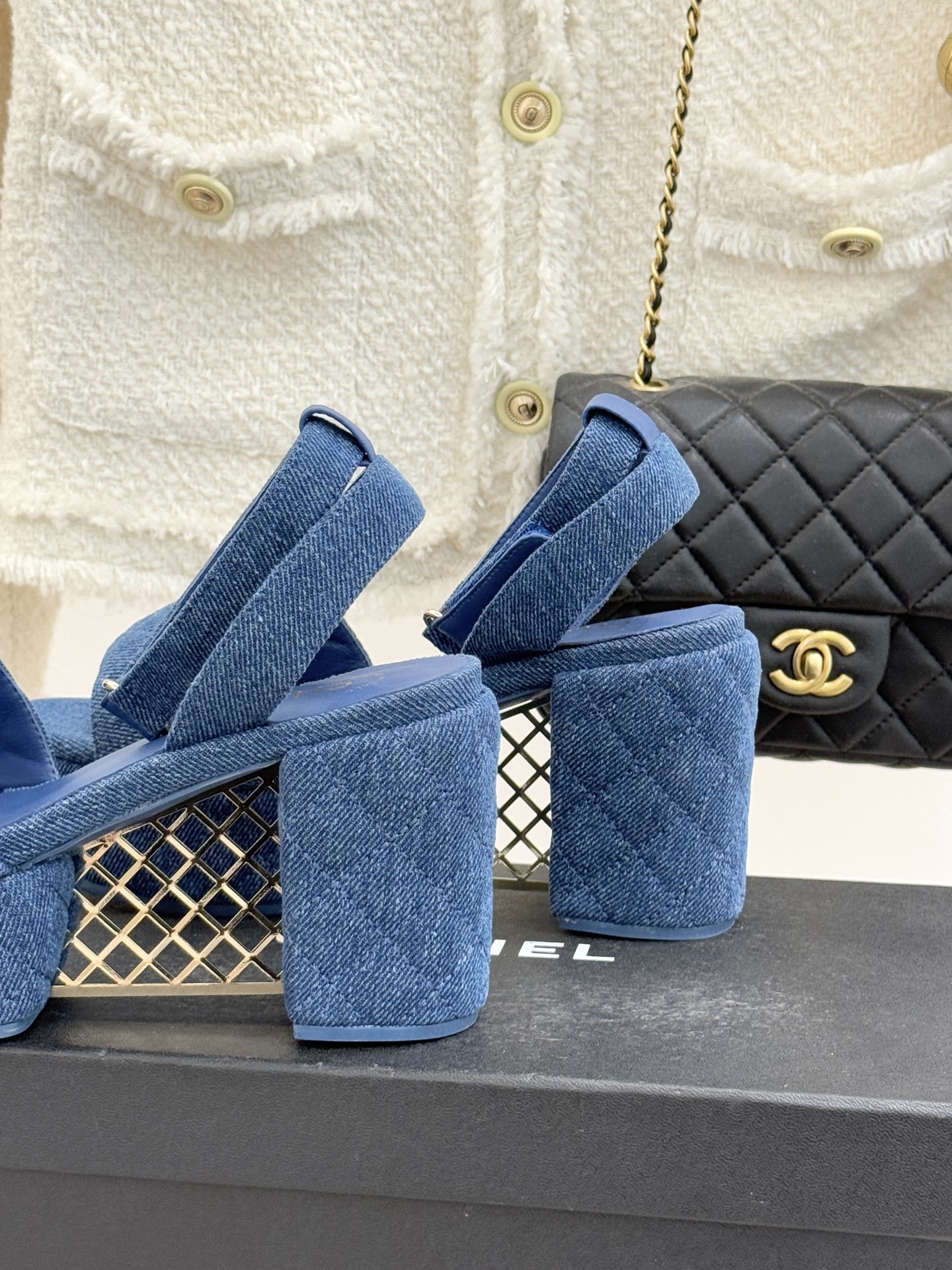 CHANE* ｜小香26P早春双带菱格恨天高粗跟高跟凉鞋马术灵感淬炼的菱格绗缝在双带设计上重释经典韵律每