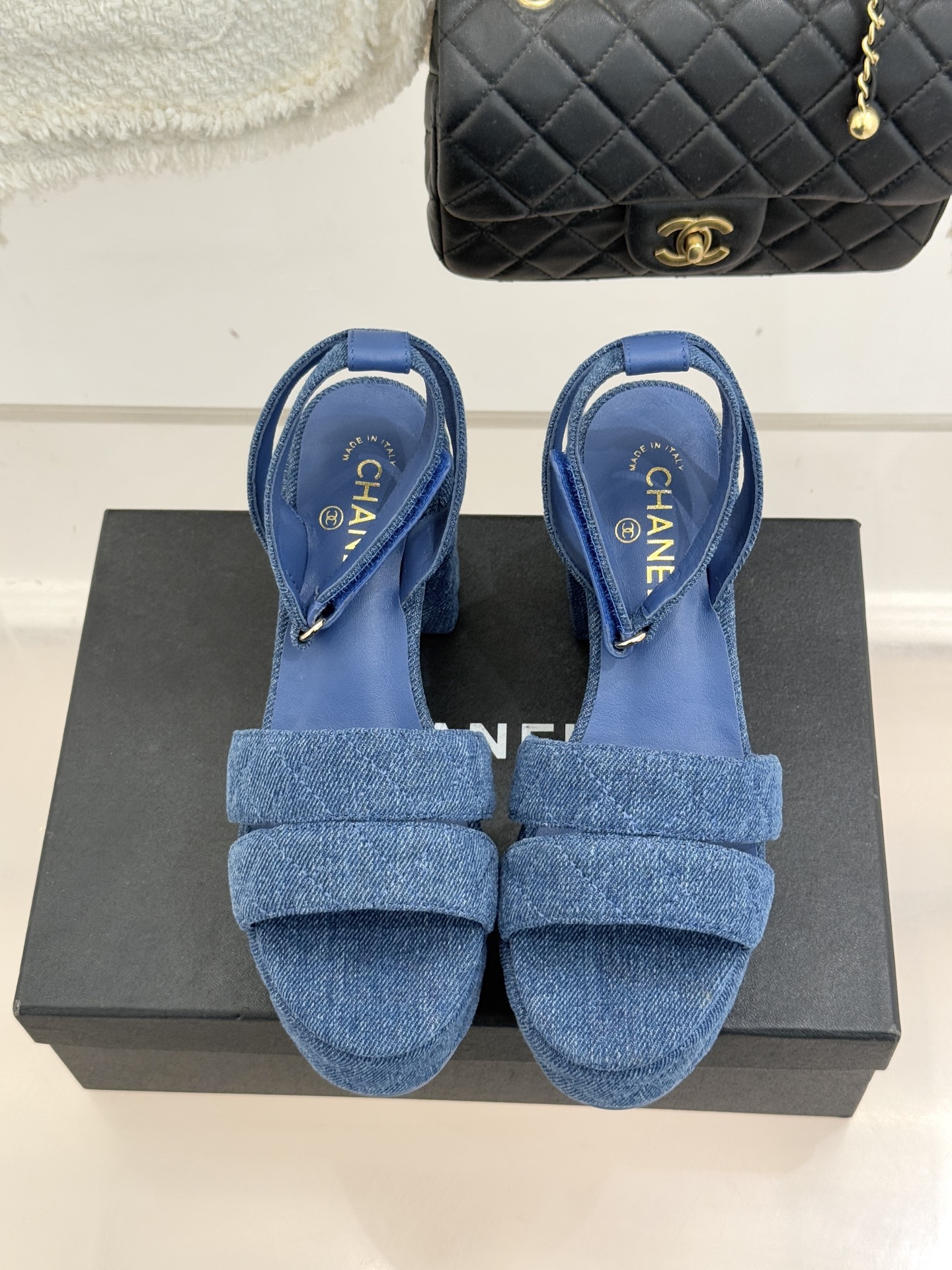 CHANE* ｜小香26P早春双带菱格恨天高粗跟高跟凉鞋马术灵感淬炼的菱格绗缝在双带设计上重释经典韵律每