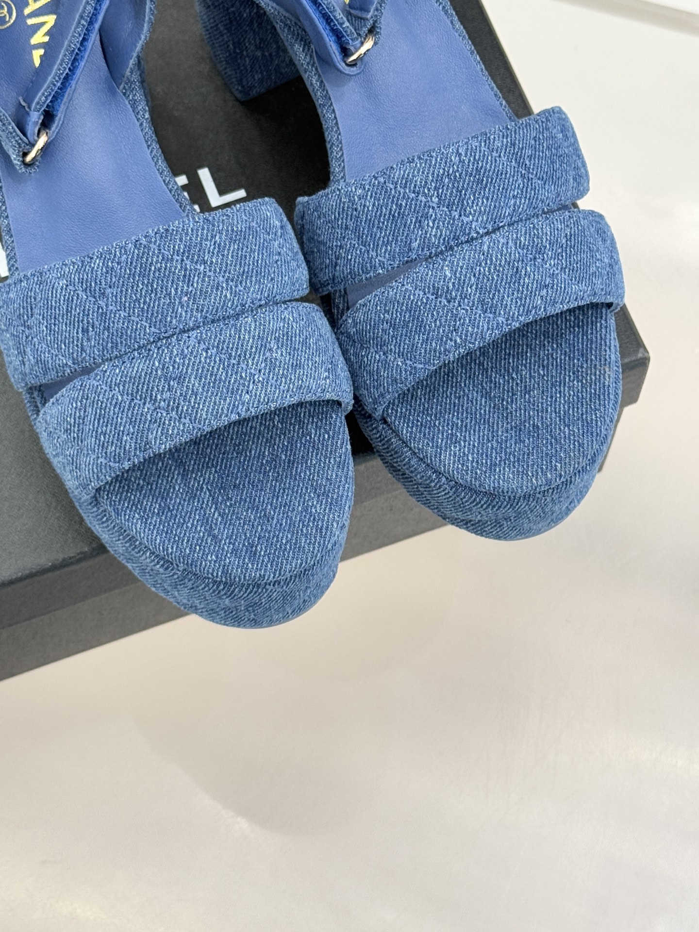 CHANE* ｜小香26P早春双带菱格恨天高粗跟高跟凉鞋马术灵感淬炼的菱格绗缝在双带设计上重释经典韵律每