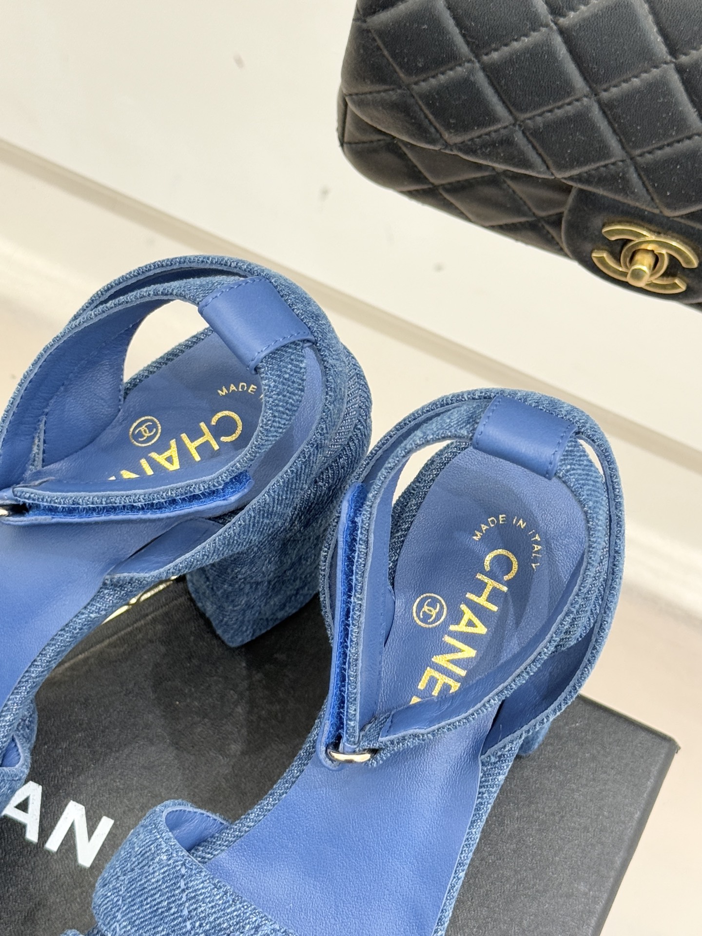 CHANE* ｜小香26P早春双带菱格恨天高粗跟高跟凉鞋马术灵感淬炼的菱格绗缝在双带设计上重释经典韵律每