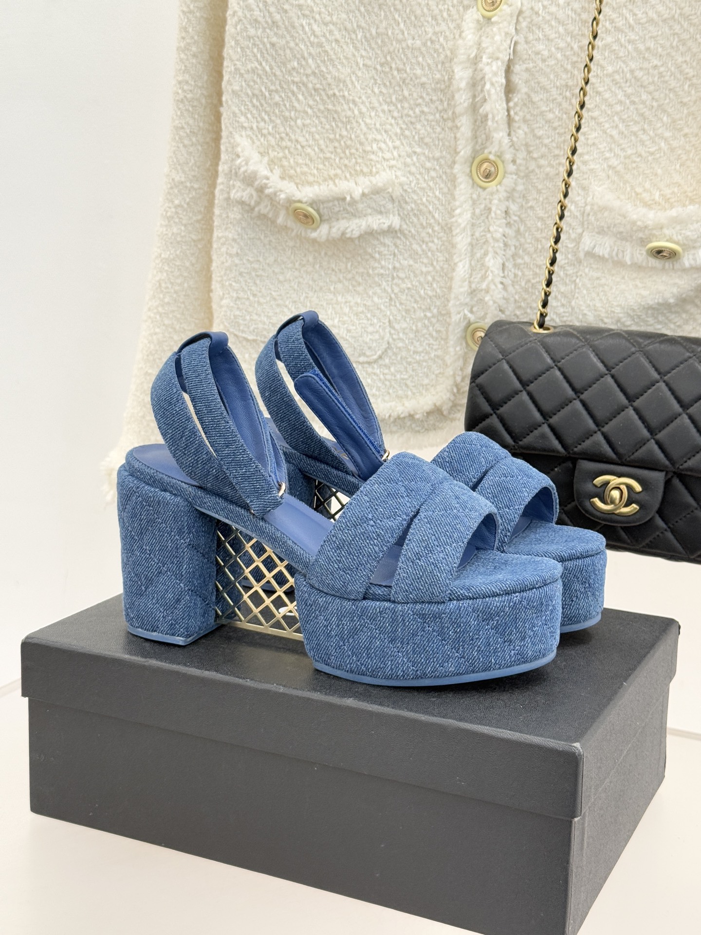 CHANE* ｜小香26P早春双带菱格恨天高粗跟高跟凉鞋马术灵感淬炼的菱格绗缝在双带设计上重释经典韵律每