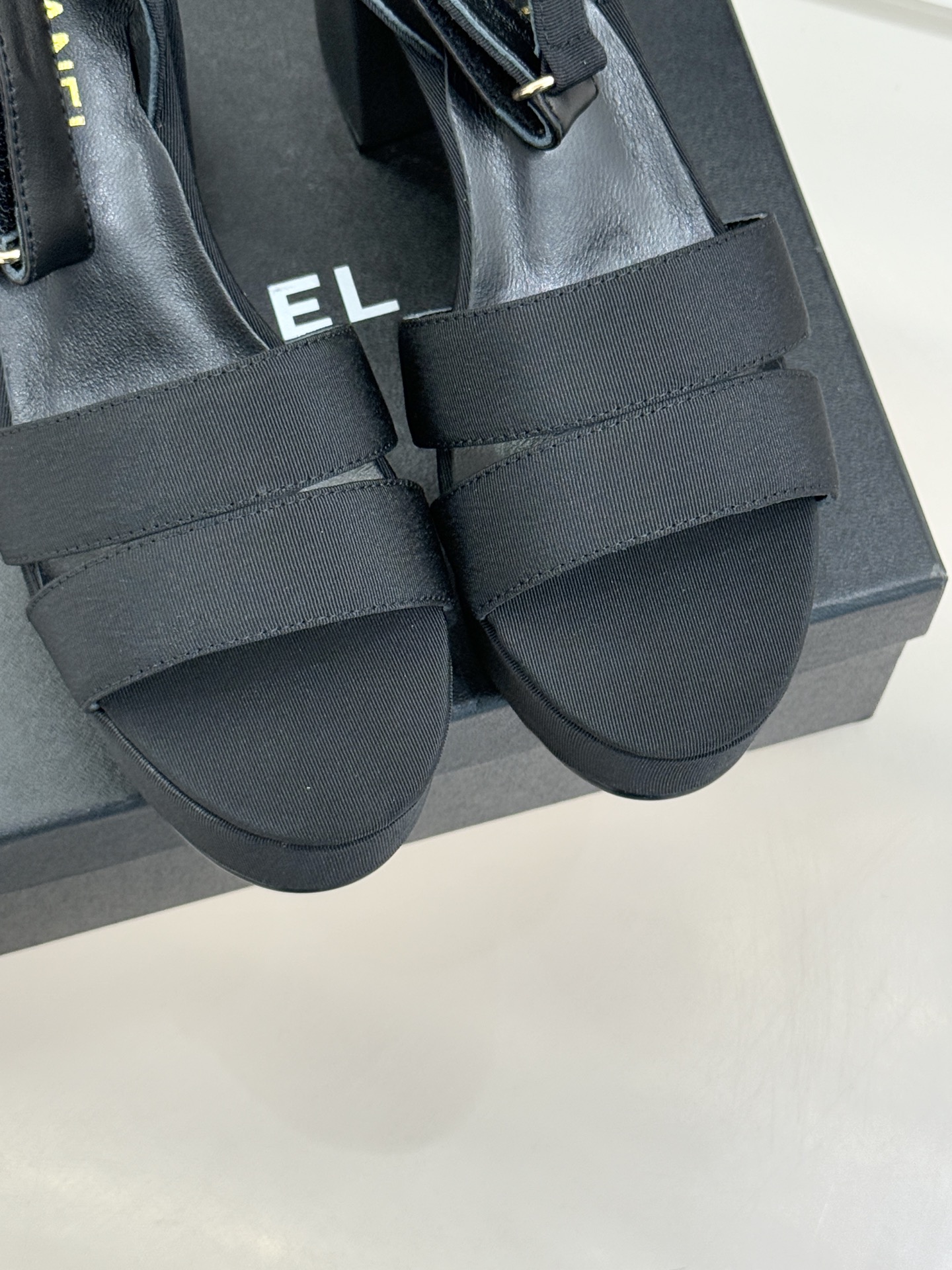 CHANE* ｜小香26P早春双带菱格恨天高粗跟高跟凉鞋马术灵感淬炼的菱格绗缝在双带设计上重释经典韵律每