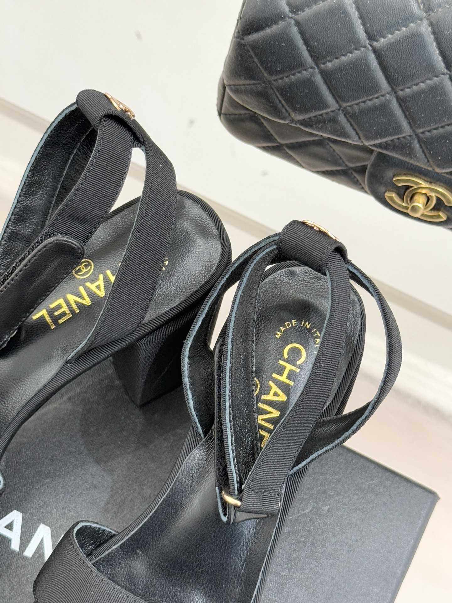 CHANE* ｜小香26P早春双带菱格恨天高粗跟高跟凉鞋马术灵感淬炼的菱格绗缝在双带设计上重释经典韵律每