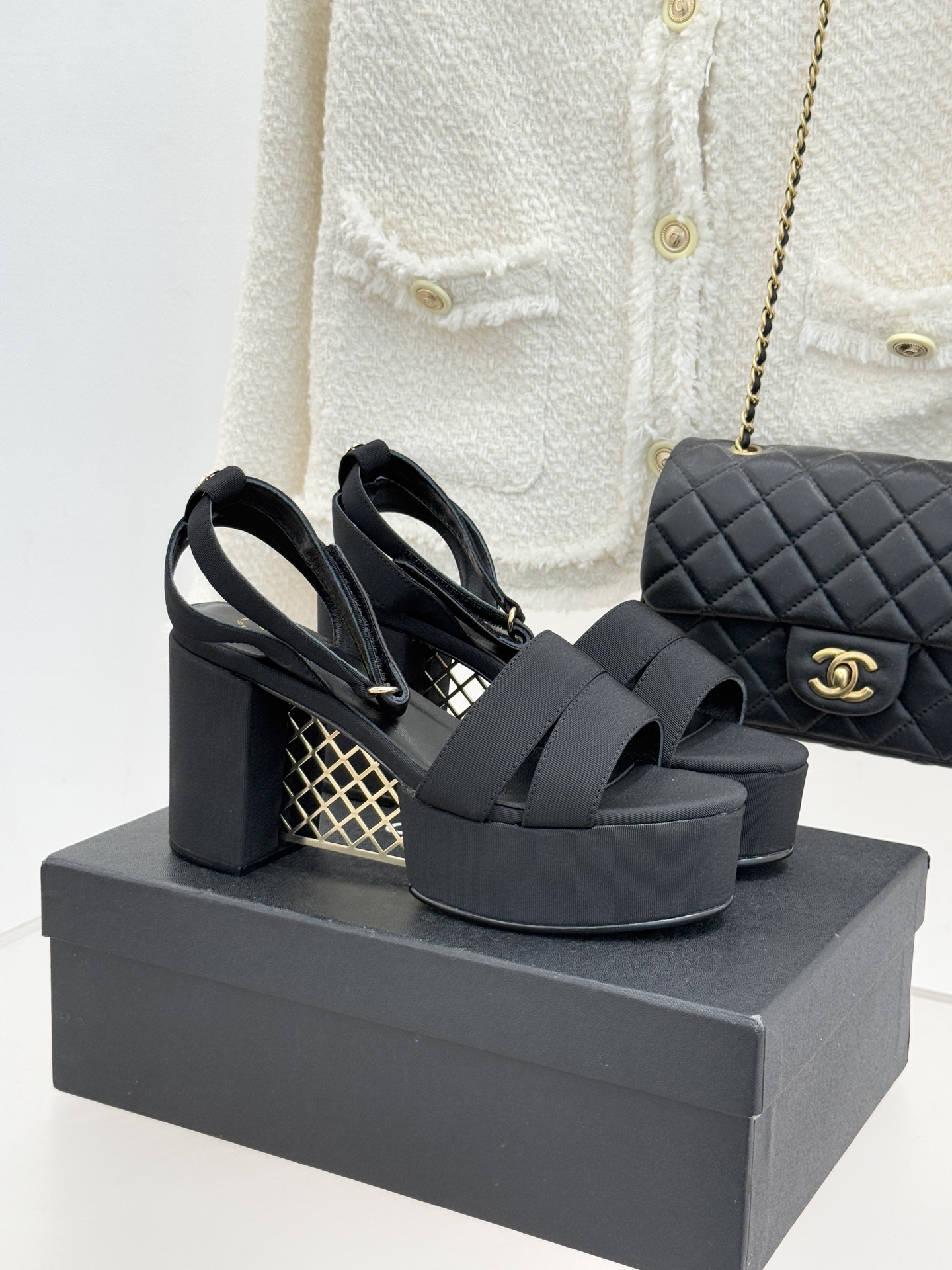 NO:726355,CHANE* | Xiaoxiang 26P early spring double-strap rhombus Hetiangao thick-heeled high-heeled sandals Equestrian-inspired rhombus quilting reinterprets the classic rhythm on the double-strap design. Every stitch traces the century-old craftsmanship of Xiaoxiang. The golden ratio of waterproof platform and thick heel gives Hentiangao both aura and stability. It exudes relaxation and elegance when walking. The shoe shape cleverly lengthens the leg line. It can be seamlessly matched with suits or long skirts.  Workplace negotiations and dinner spotlights are equally eye-catching. The sharp silhouette of the rhombus and the thick heel collides, giving each step an effortless noble texture, making the sense of high-end a daily standard. The fabric is made of original customized materials, and the lining of the toes is all sheepskin. The Italian imported genuine leather outsole size35-39 (40/41 customized)  No. 94920260204,sandals,chanel,sandals,skirts,sheepskin,gold,Leather soles19860909CHANE* ｜小香26P早春双带菱格 恨天高粗跟高跟凉鞋 马术灵感淬炼的菱格绗缝 在双带设计上重释经典韵律 每一针走线都复刻小香百年匠心. 防水台与粗跟的黄金配比 让恨天高的气场与稳健兼具 行走间尽释松弛优雅 鞋型巧妙拉长腿部线条 搭配套装或长裙皆可无缝适配 职场谈判与晚宴聚光灯下同样夺目. 菱格与粗跟的利落轮廓碰撞 每一步都踏出不费力的显贵质感 让高级感成为日常标配. 面料采用原版定制材质 内里踮脚均为羊皮 意大利进口真皮大底 size35-39（40/41定制） 编号94920260204,凉鞋,chanel,sandals,skirts,sheepskin,gold,Leather soles,Women's Shoes