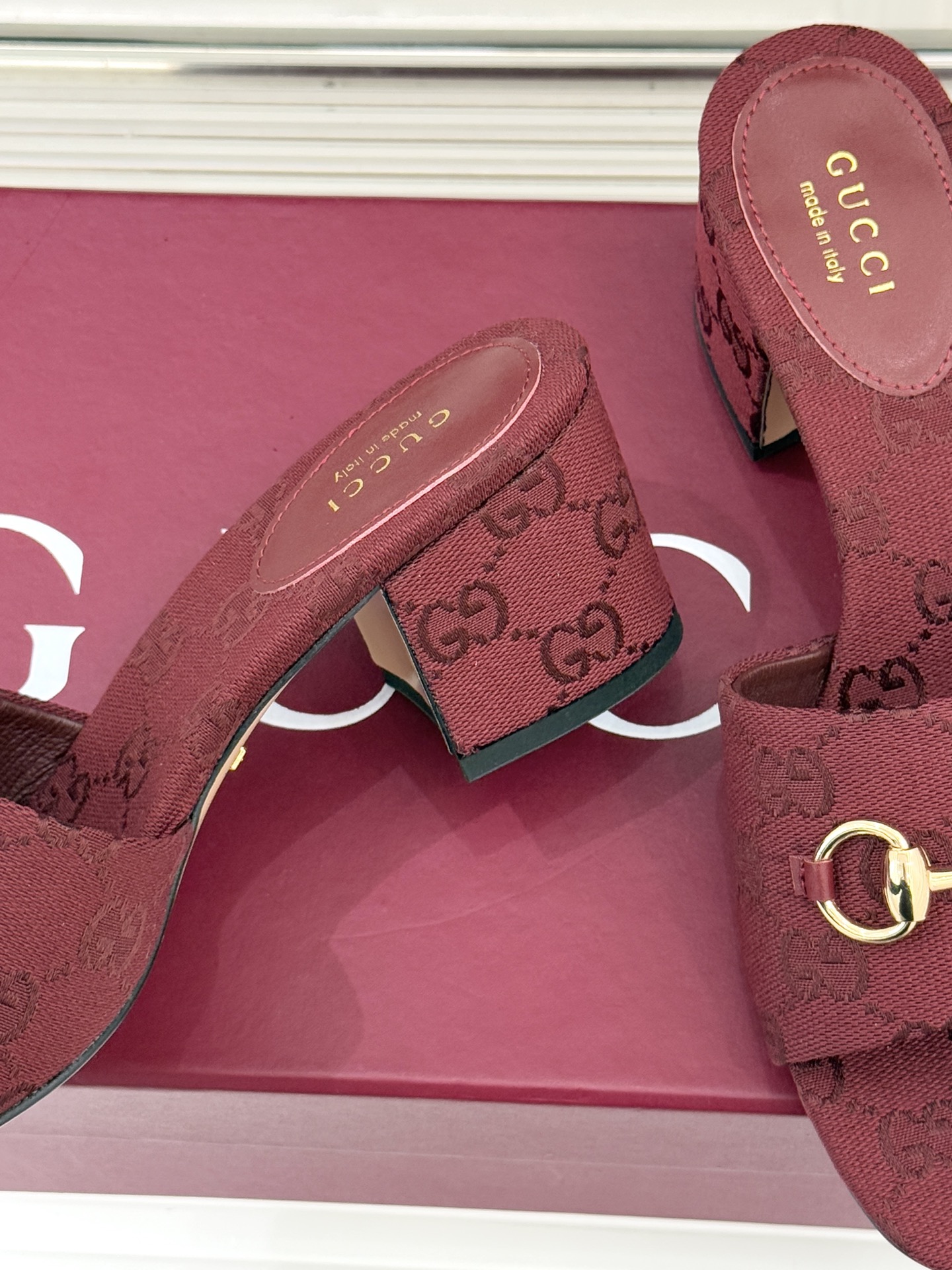 Gucci/古驰26WF春夏新品马衔扣鱼嘴粗跟拖鞋以时光为经纬 以自由为针线将品牌「随性的华美」具象为足