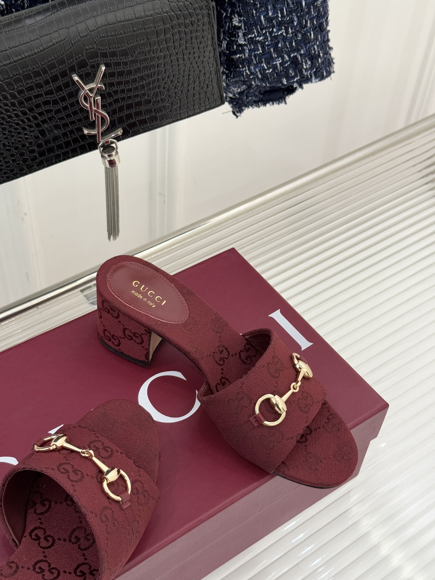 Gucci/古驰26WF春夏新品马衔扣鱼嘴粗跟拖鞋以时光为经纬 以自由为针线将品牌「随性的华美」具象为足